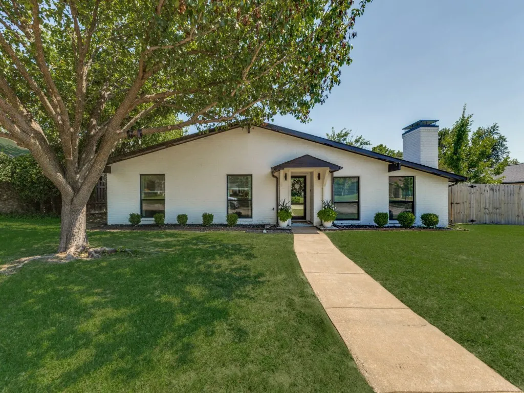 Single Family Residence For Sale in Dallas County , 6716 Roundrock Road, Dallas, Texas 75248, 4 Bedroom, 3 Bathroom, 2 Garage spaces, 2,418 Sqft, built in 1971, mls#21297010, Real Estate Agent in Dallas, Homes For Sale in Dallas county, Homes For Sale in Dallas, Realtor in Dallas Texas, Real Estate Brokerage Independent Realty Texas, Luminita Cordes Realtor