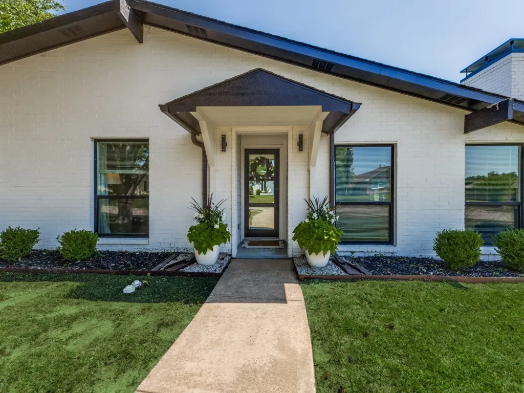 Single Family Residence For Sale in Dallas County , 6716 Roundrock Road, Dallas, Texas 75248, 4 Bedroom, 3 Bathroom, 2 Garage spaces, 2,418 Sqft, built in 1971, mls#21297010, Real Estate Agent in Dallas, Homes For Sale in Dallas county, Homes For Sale in Dallas, Realtor in Dallas Texas, Real Estate Brokerage Independent Realty Texas, Luminita Cordes Realtor
