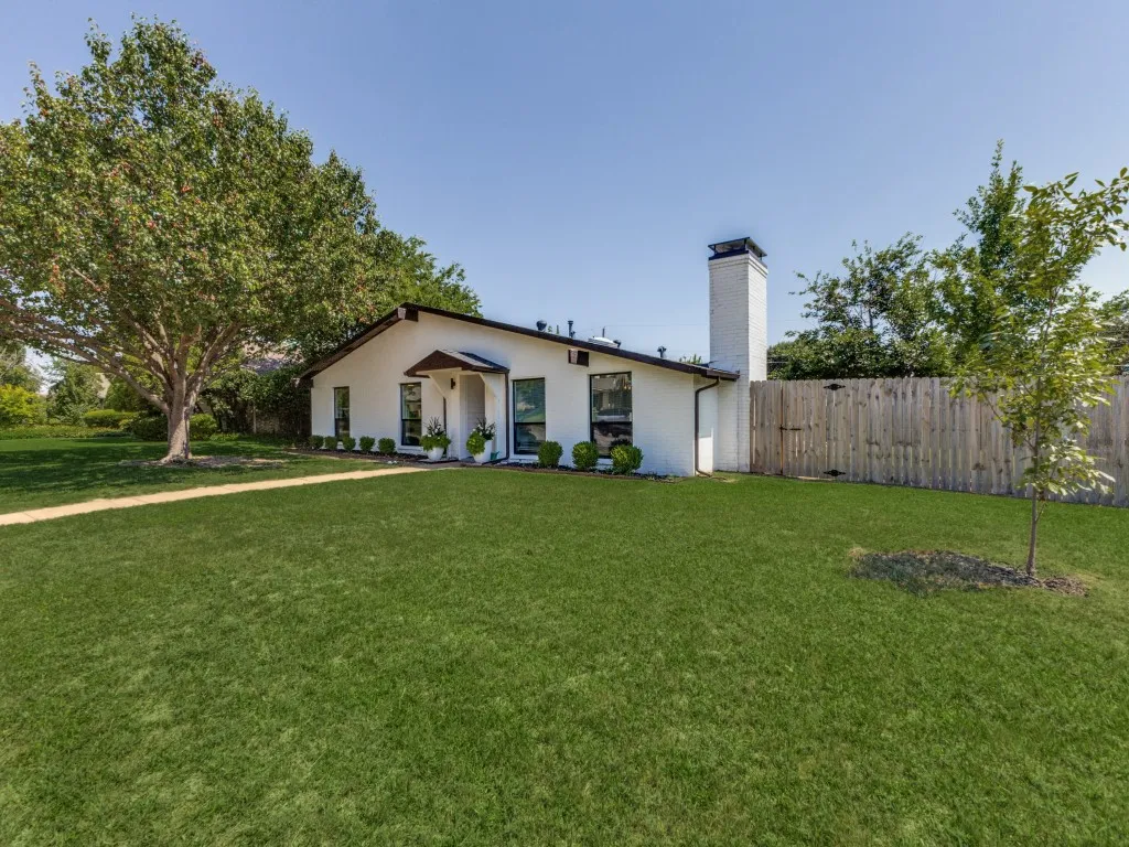 Single Family Residence For Sale in Dallas County , 6716 Roundrock Road, Dallas, Texas 75248, 4 Bedroom, 3 Bathroom, 2 Garage spaces, 2,418 Sqft, built in 1971, mls#21297010, Real Estate Agent in Dallas, Homes For Sale in Dallas county, Homes For Sale in Dallas, Realtor in Dallas Texas, Real Estate Brokerage Independent Realty Texas, Luminita Cordes Realtor