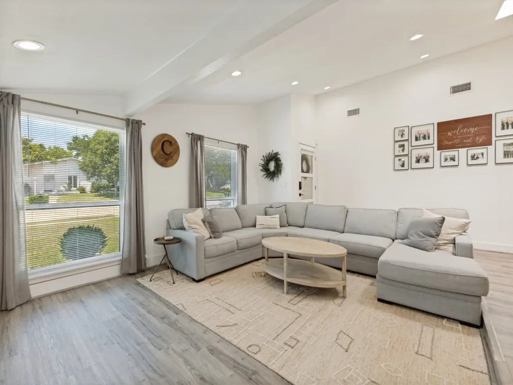 Single Family Residence For Sale in Dallas County , 6716 Roundrock Road, Dallas, Texas 75248, 4 Bedroom, 3 Bathroom, 2 Garage spaces, 2,418 Sqft, built in 1971, mls#21297010, Real Estate Agent in Dallas, Homes For Sale in Dallas county, Homes For Sale in Dallas, Realtor in Dallas Texas, Real Estate Brokerage Independent Realty Texas, Luminita Cordes Realtor