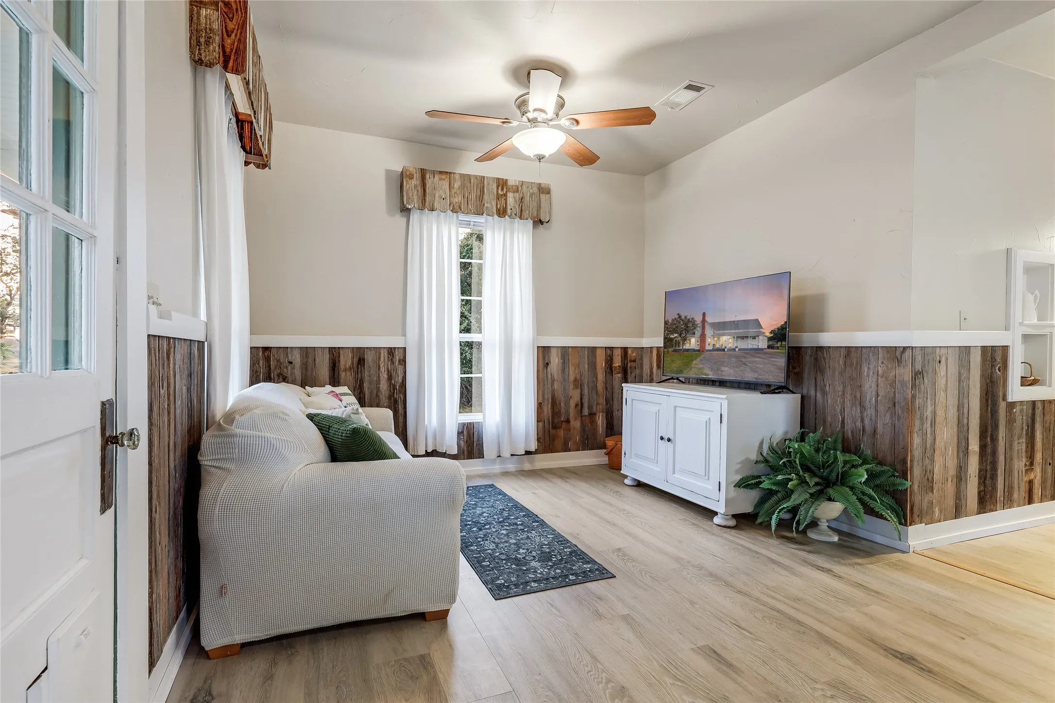 Single Family Residence For Sale in Bell County , 13471 Cedar Valley Road, Salado, Texas 76571, 6 Bedroom, 4 Bathroom, Garage spaces, 3,998 Sqft, built in 1980, mls#21310008, Real Estate Agent in Salado, Homes For Sale in Bell county, Homes For Sale in Salado, Realtor in Salado Texas, Real Estate Brokerage Independent Realty Texas, Luminita Cordes Realtor