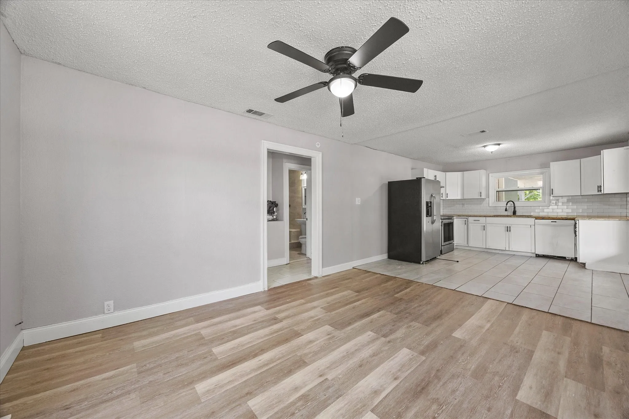 Single Family Residence For Sale in Hunt County , 4203 Cordell Street, Greenville, Texas 75401, 3 Bedroom, 2 Bathroom, Garage spaces, 864 Sqft, built in 1975, mls#21310010, Real Estate Agent in Greenville, Homes For Sale in Hunt county, Homes For Sale in Greenville, Realtor in Greenville Texas, Real Estate Brokerage Independent Realty Texas, Luminita Cordes Realtor