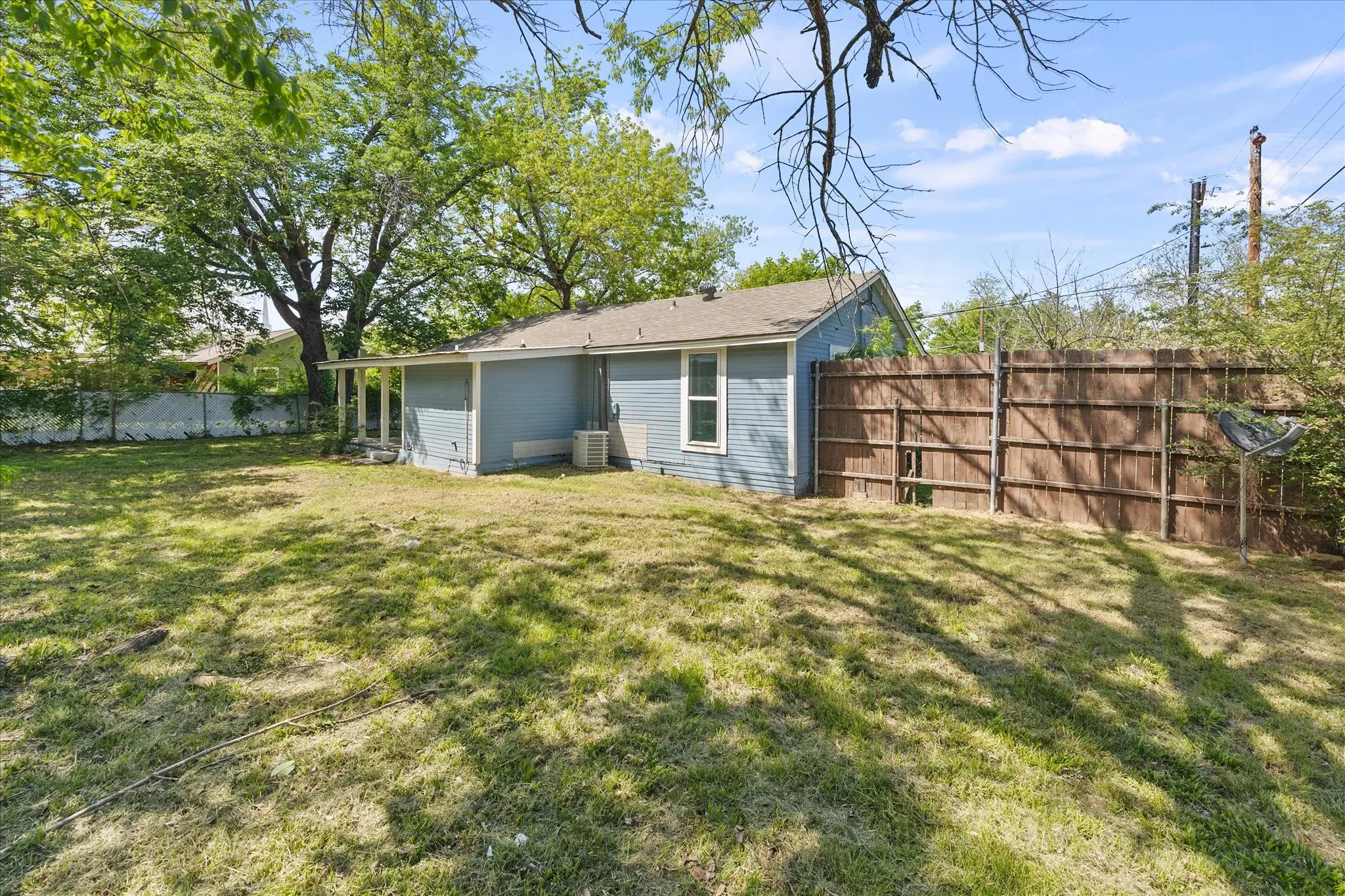 Single Family Residence For Sale in Hunt County , 4203 Cordell Street, Greenville, Texas 75401, 3 Bedroom, 2 Bathroom, Garage spaces, 864 Sqft, built in 1975, mls#21310010, Real Estate Agent in Greenville, Homes For Sale in Hunt county, Homes For Sale in Greenville, Realtor in Greenville Texas, Real Estate Brokerage Independent Realty Texas, Luminita Cordes Realtor