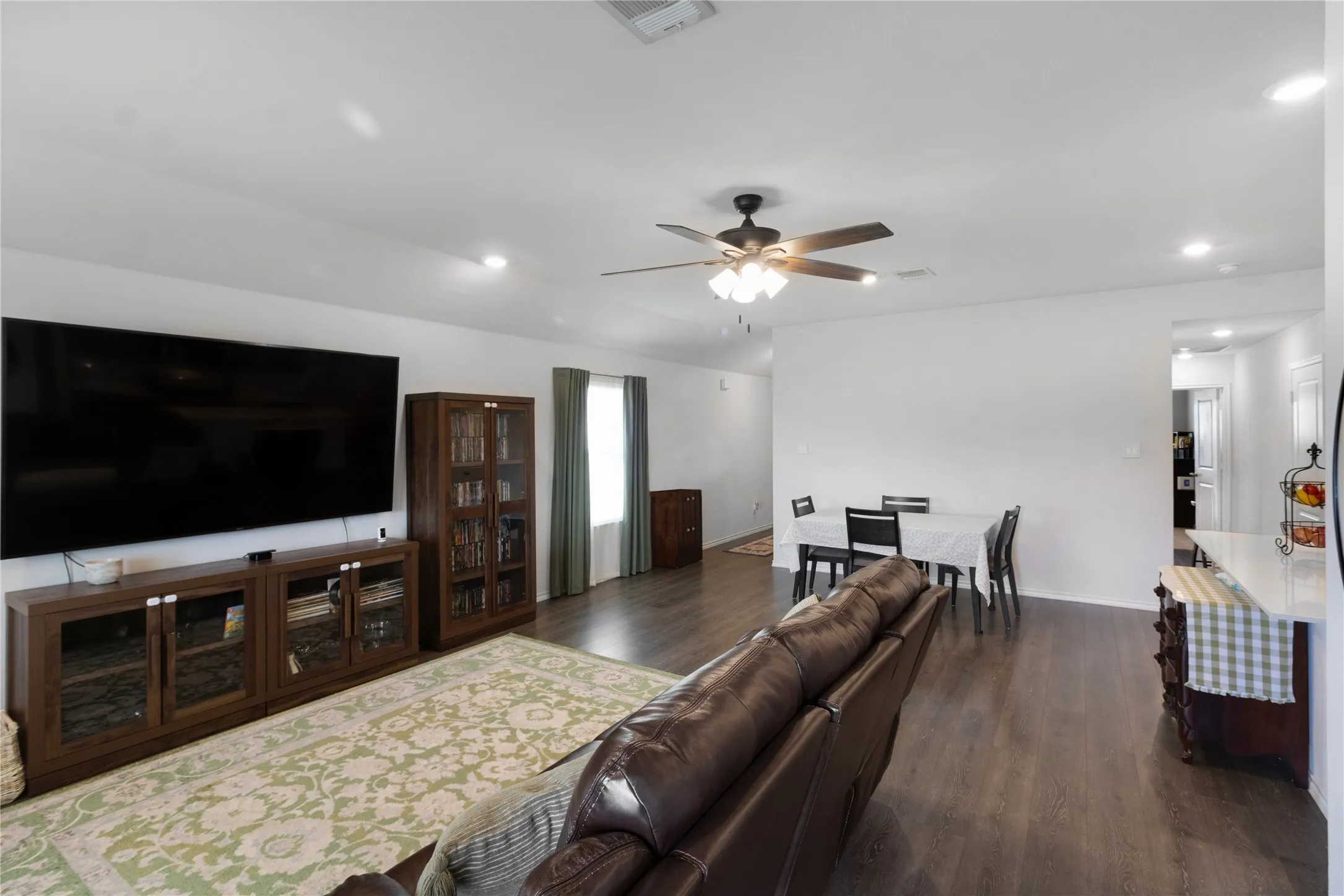 Single Family Residence For Sale in Hunt County , 806 Twin Edge Drive, Royse City, Texas 75189, 3 Bedroom, 2 Bathroom, 2 Garage spaces, 1,535 Sqft, built in 2021, mls#21306518, Real Estate Agent in Royse City, Homes For Sale in Hunt county, Homes For Sale in Royse City, Realtor in Royse City Texas, Real Estate Brokerage Independent Realty Texas, Luminita Cordes Realtor