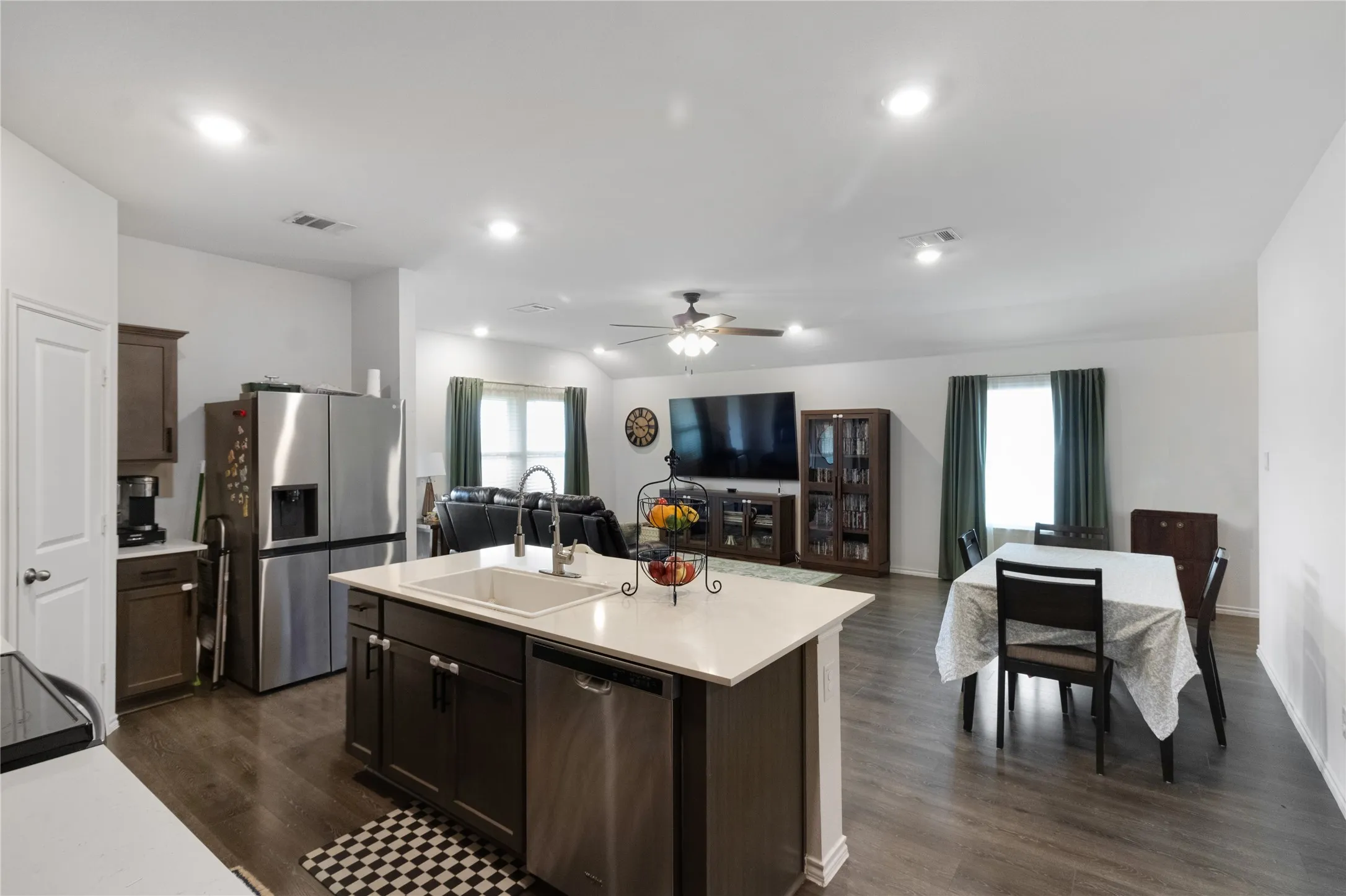 Single Family Residence For Sale in Hunt County , 806 Twin Edge Drive, Royse City, Texas 75189, 3 Bedroom, 2 Bathroom, 2 Garage spaces, 1,535 Sqft, built in 2021, mls#21306518, Real Estate Agent in Royse City, Homes For Sale in Hunt county, Homes For Sale in Royse City, Realtor in Royse City Texas, Real Estate Brokerage Independent Realty Texas, Luminita Cordes Realtor