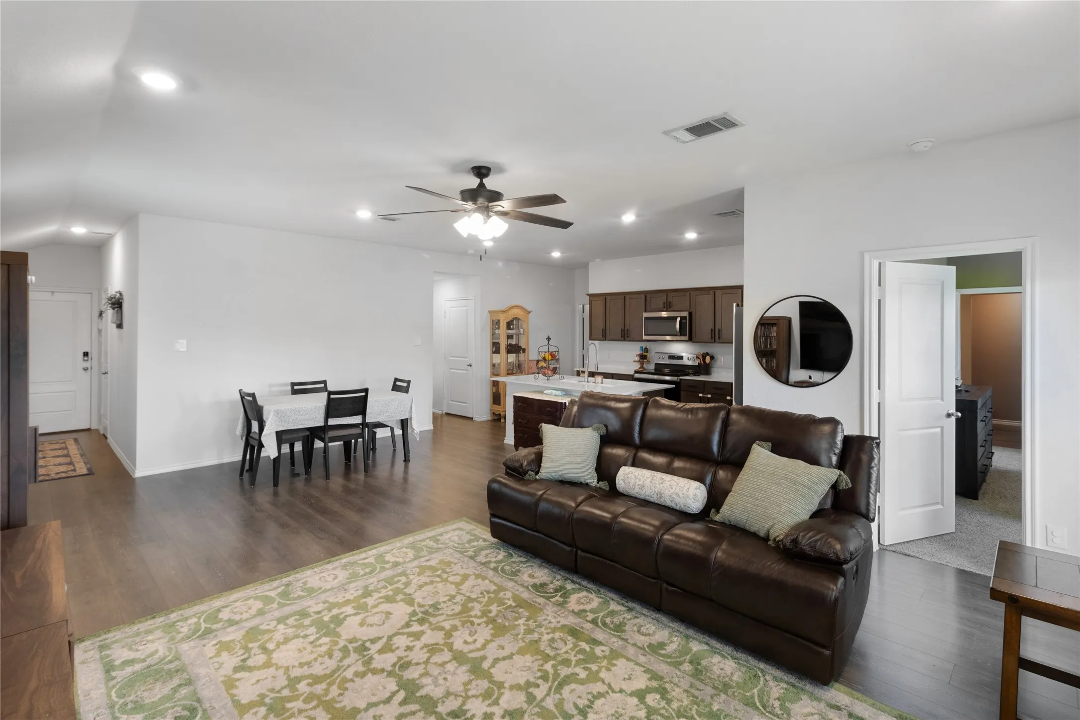 Single Family Residence For Sale in Hunt County , 806 Twin Edge Drive, Royse City, Texas 75189, 3 Bedroom, 2 Bathroom, 2 Garage spaces, 1,535 Sqft, built in 2021, mls#21306518, Real Estate Agent in Royse City, Homes For Sale in Hunt county, Homes For Sale in Royse City, Realtor in Royse City Texas, Real Estate Brokerage Independent Realty Texas, Luminita Cordes Realtor