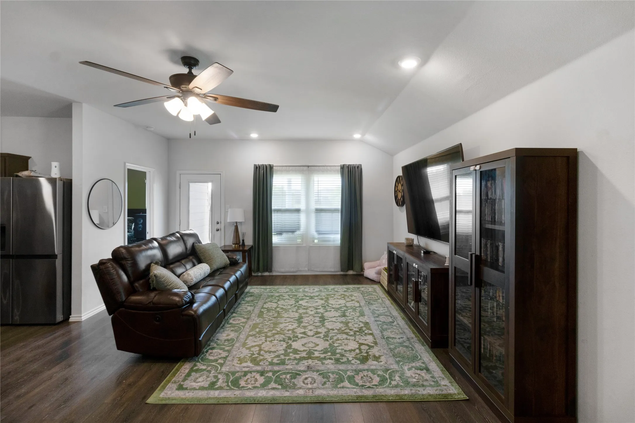 Single Family Residence For Sale in Hunt County , 806 Twin Edge Drive, Royse City, Texas 75189, 3 Bedroom, 2 Bathroom, 2 Garage spaces, 1,535 Sqft, built in 2021, mls#21306518, Real Estate Agent in Royse City, Homes For Sale in Hunt county, Homes For Sale in Royse City, Realtor in Royse City Texas, Real Estate Brokerage Independent Realty Texas, Luminita Cordes Realtor