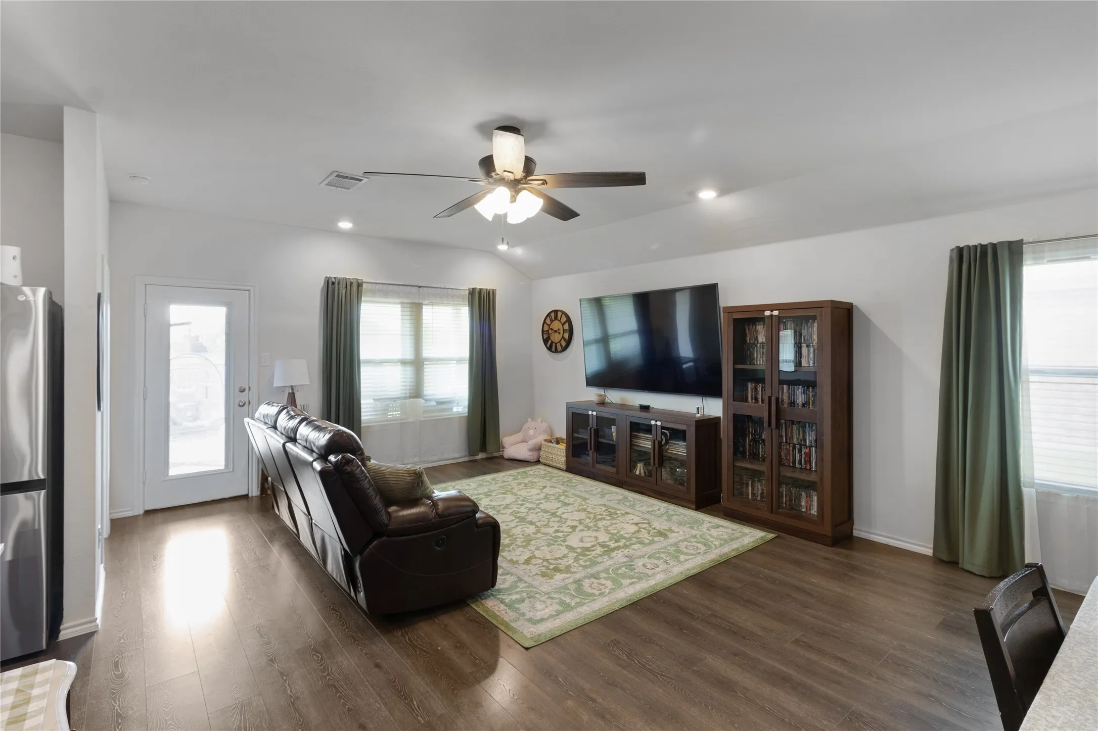 Single Family Residence For Sale in Hunt County , 806 Twin Edge Drive, Royse City, Texas 75189, 3 Bedroom, 2 Bathroom, 2 Garage spaces, 1,535 Sqft, built in 2021, mls#21306518, Real Estate Agent in Royse City, Homes For Sale in Hunt county, Homes For Sale in Royse City, Realtor in Royse City Texas, Real Estate Brokerage Independent Realty Texas, Luminita Cordes Realtor