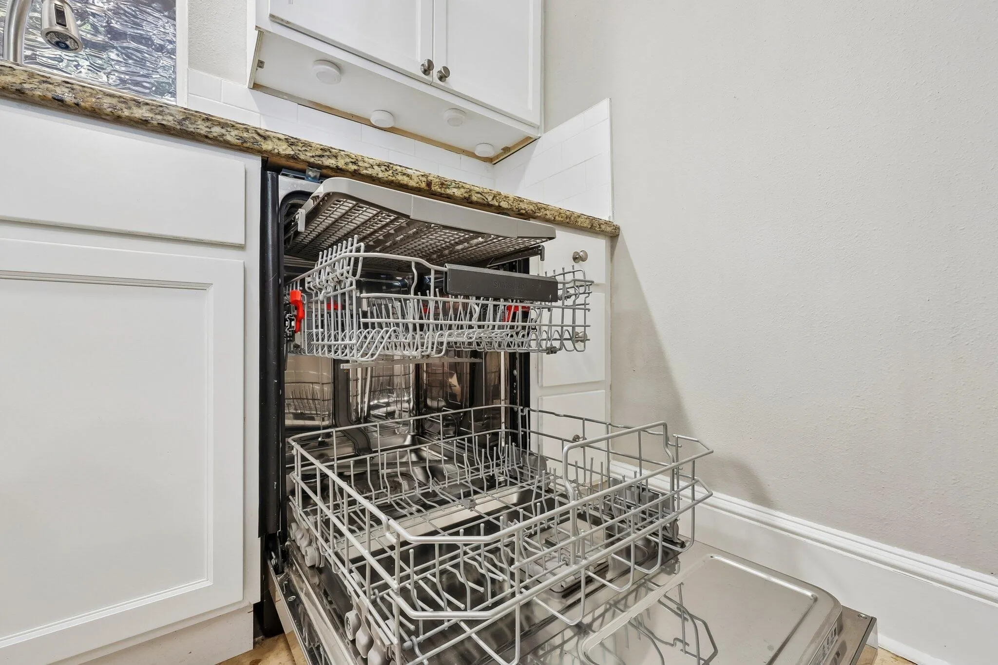Condominium For Sale in Dallas County , 7730 Meadow Road 106, Dallas, Texas 75230, 3 Bedroom, 2 Bathroom, Garage spaces, 1,559 Sqft, built in 2004, mls#21310020, Real Estate Agent in Dallas, Homes For Sale in Dallas county, Homes For Sale in Dallas, Realtor in Dallas Texas, Real Estate Brokerage Independent Realty Texas, Luminita Cordes Realtor