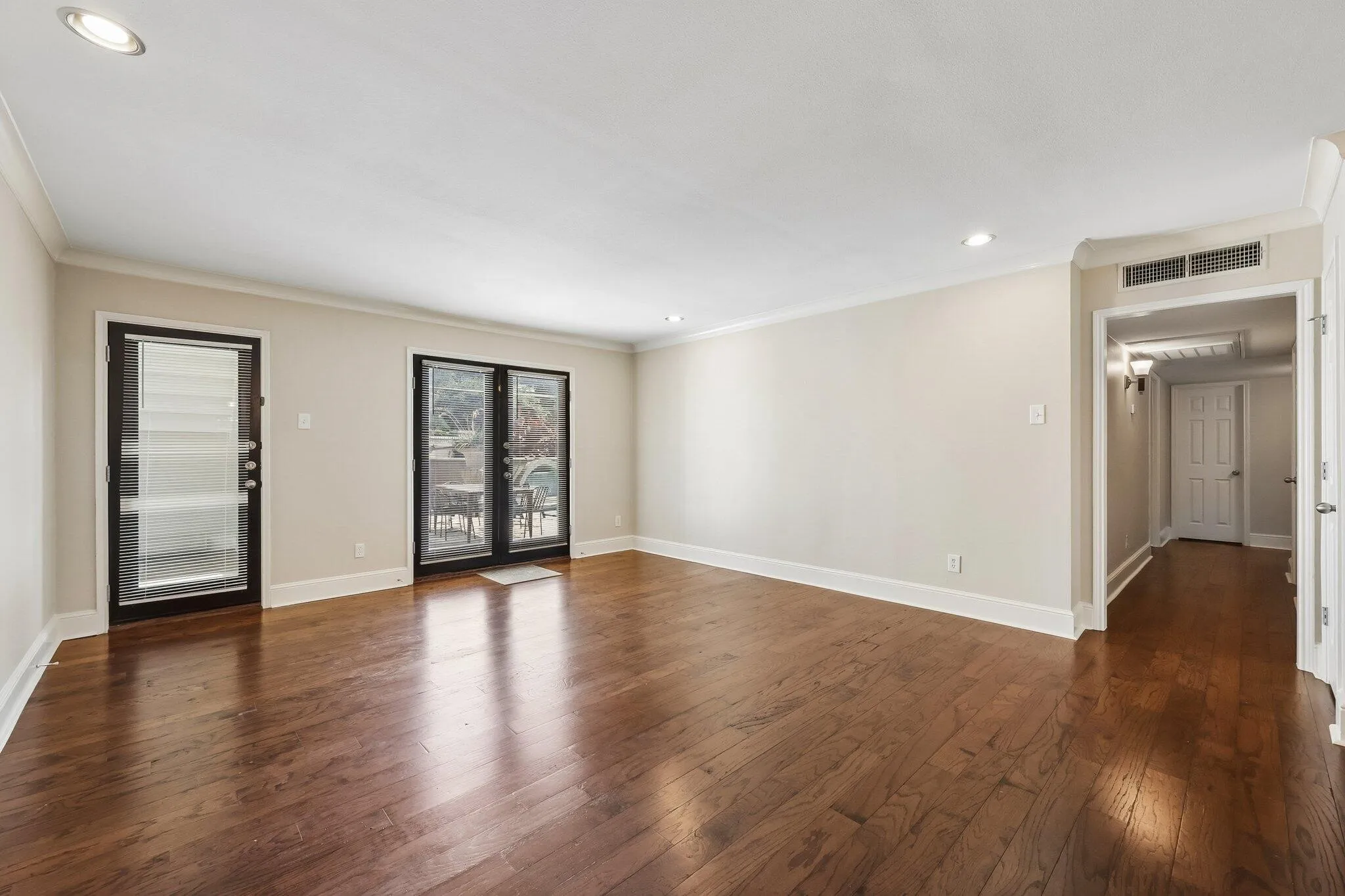 Condominium For Sale in Dallas County , 7730 Meadow Road 106, Dallas, Texas 75230, 3 Bedroom, 2 Bathroom, Garage spaces, 1,559 Sqft, built in 2004, mls#21310020, Real Estate Agent in Dallas, Homes For Sale in Dallas county, Homes For Sale in Dallas, Realtor in Dallas Texas, Real Estate Brokerage Independent Realty Texas, Luminita Cordes Realtor