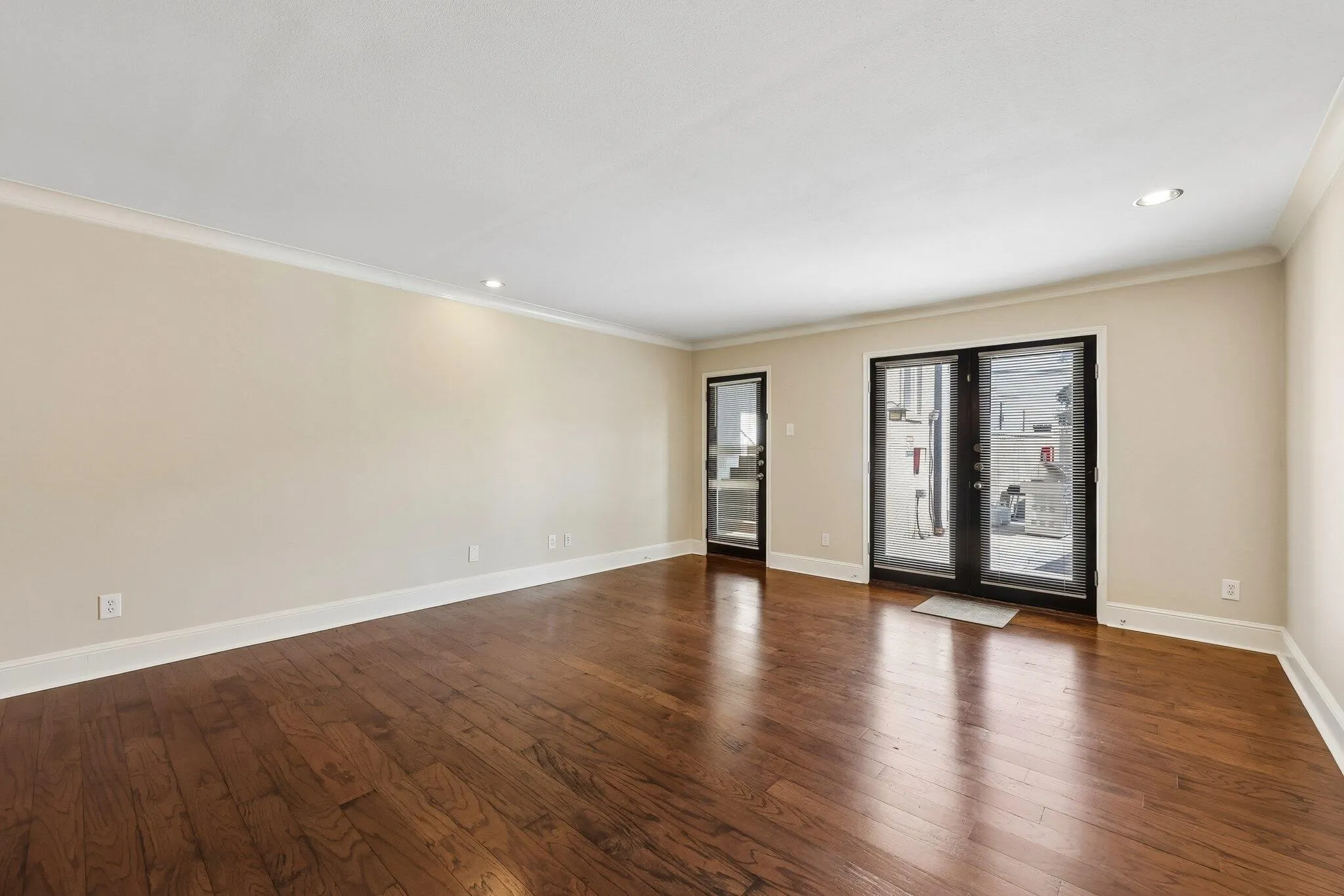 Condominium For Sale in Dallas County , 7730 Meadow Road 106, Dallas, Texas 75230, 3 Bedroom, 2 Bathroom, Garage spaces, 1,559 Sqft, built in 2004, mls#21310020, Real Estate Agent in Dallas, Homes For Sale in Dallas county, Homes For Sale in Dallas, Realtor in Dallas Texas, Real Estate Brokerage Independent Realty Texas, Luminita Cordes Realtor