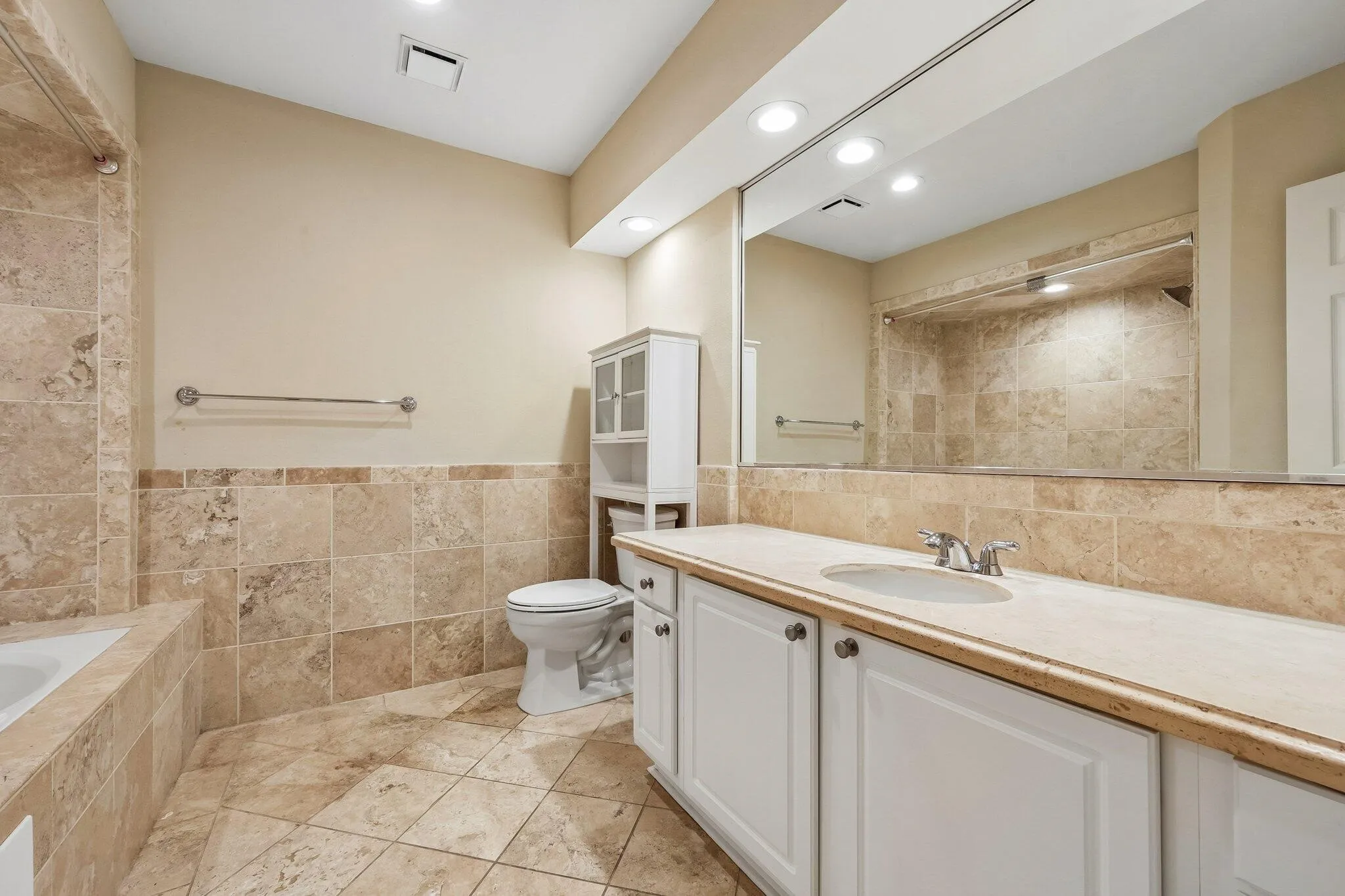 Condominium For Sale in Dallas County , 7730 Meadow Road 106, Dallas, Texas 75230, 3 Bedroom, 2 Bathroom, Garage spaces, 1,559 Sqft, built in 2004, mls#21310020, Real Estate Agent in Dallas, Homes For Sale in Dallas county, Homes For Sale in Dallas, Realtor in Dallas Texas, Real Estate Brokerage Independent Realty Texas, Luminita Cordes Realtor