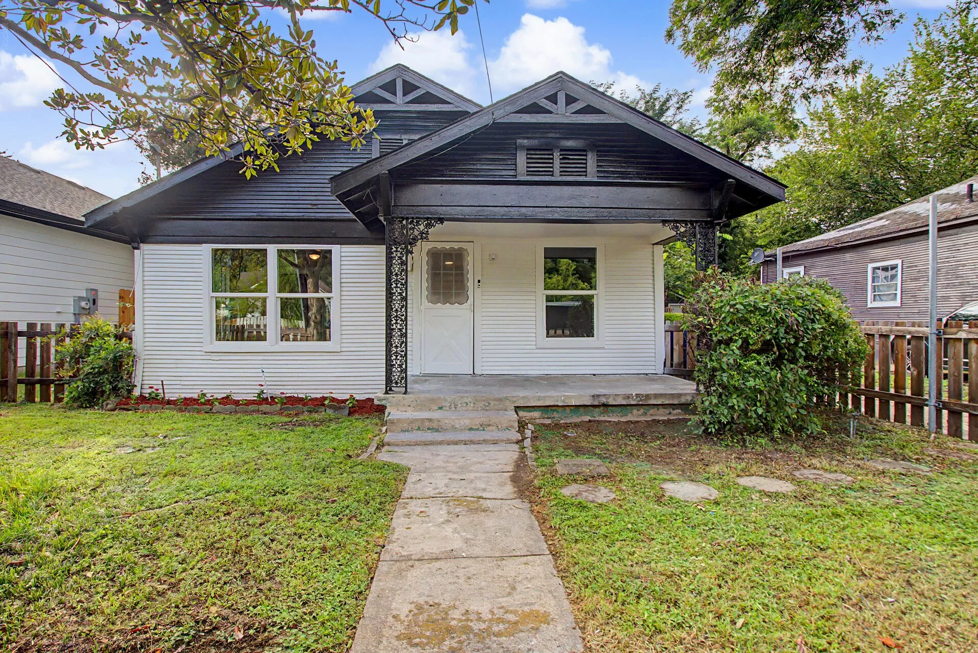 Single Family Residence For Sale in Dallas County , 2643 Marburg Street, Dallas, Texas 75215, 3 Bedroom, 2 Bathroom, 1 Garage spaces, 936 Sqft, built in 1931, mls#21309180, Real Estate Agent in Dallas, Homes For Sale in Dallas county, Homes For Sale in Dallas, Realtor in Dallas Texas, Real Estate Brokerage Independent Realty Texas, Luminita Cordes Realtor