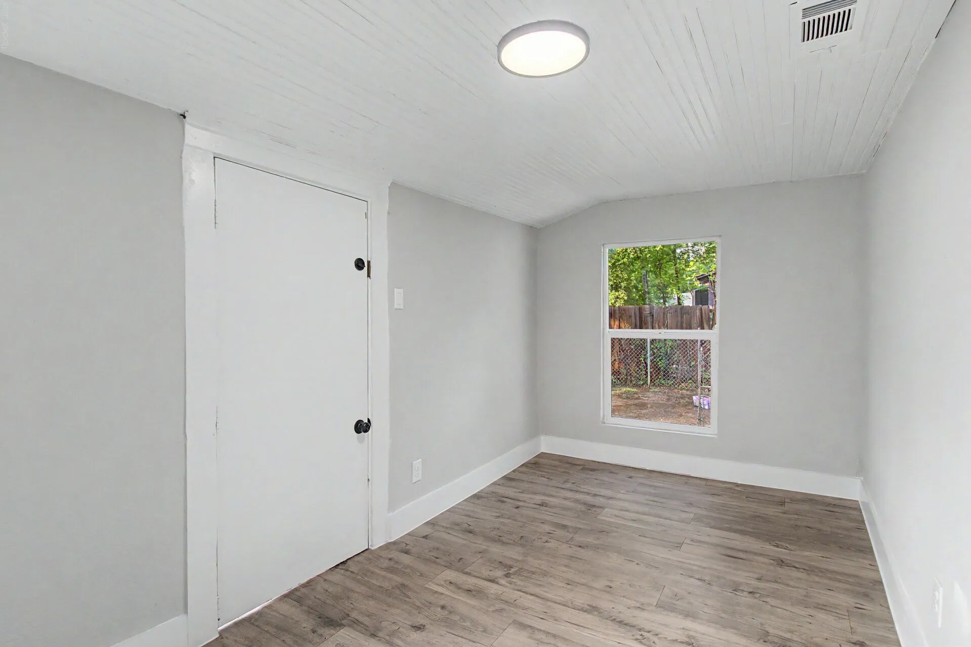 Single Family Residence For Sale in Dallas County , 2643 Marburg Street, Dallas, Texas 75215, 3 Bedroom, 2 Bathroom, 1 Garage spaces, 936 Sqft, built in 1931, mls#21309180, Real Estate Agent in Dallas, Homes For Sale in Dallas county, Homes For Sale in Dallas, Realtor in Dallas Texas, Real Estate Brokerage Independent Realty Texas, Luminita Cordes Realtor