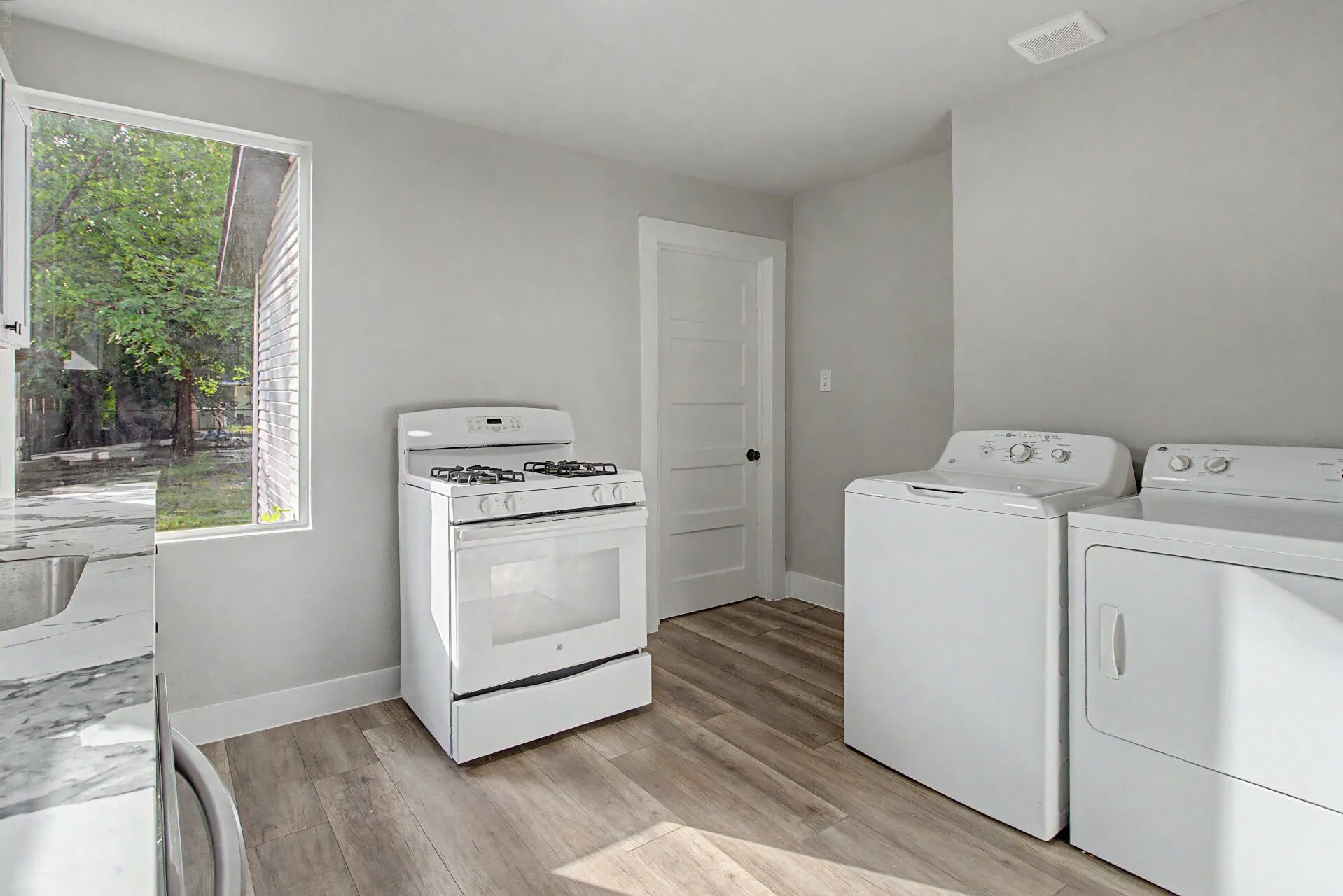 Single Family Residence For Sale in Dallas County , 2643 Marburg Street, Dallas, Texas 75215, 3 Bedroom, 2 Bathroom, 1 Garage spaces, 936 Sqft, built in 1931, mls#21309180, Real Estate Agent in Dallas, Homes For Sale in Dallas county, Homes For Sale in Dallas, Realtor in Dallas Texas, Real Estate Brokerage Independent Realty Texas, Luminita Cordes Realtor