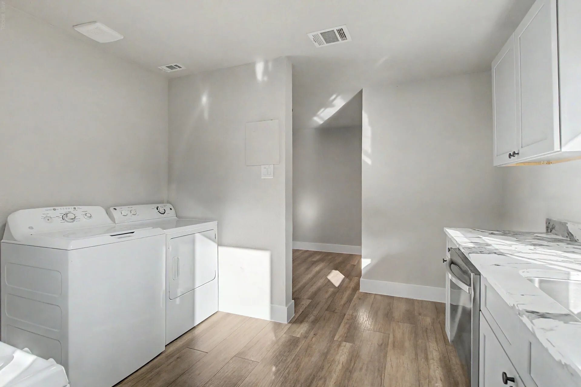 Single Family Residence For Sale in Dallas County , 2643 Marburg Street, Dallas, Texas 75215, 3 Bedroom, 2 Bathroom, 1 Garage spaces, 936 Sqft, built in 1931, mls#21309180, Real Estate Agent in Dallas, Homes For Sale in Dallas county, Homes For Sale in Dallas, Realtor in Dallas Texas, Real Estate Brokerage Independent Realty Texas, Luminita Cordes Realtor
