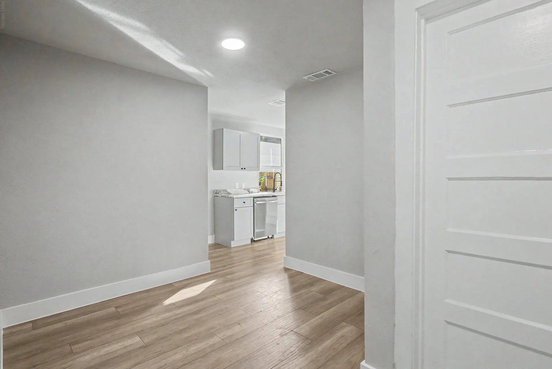 Single Family Residence For Sale in Dallas County , 2643 Marburg Street, Dallas, Texas 75215, 3 Bedroom, 2 Bathroom, 1 Garage spaces, 936 Sqft, built in 1931, mls#21309180, Real Estate Agent in Dallas, Homes For Sale in Dallas county, Homes For Sale in Dallas, Realtor in Dallas Texas, Real Estate Brokerage Independent Realty Texas, Luminita Cordes Realtor