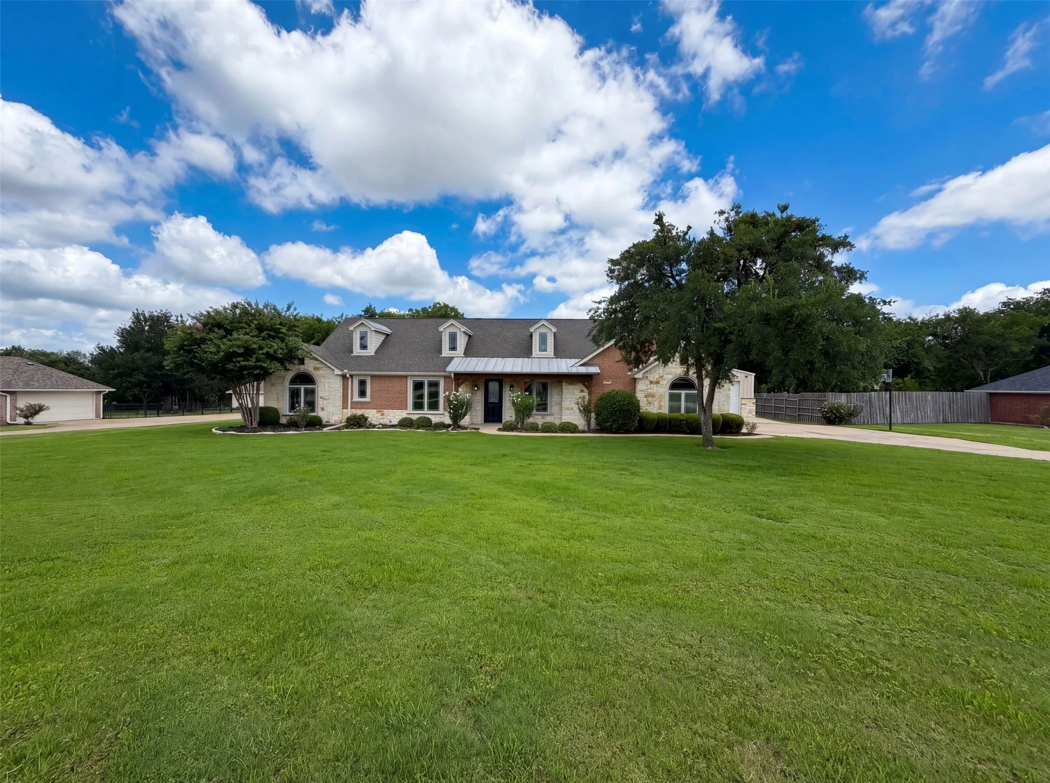 Single Family Residence For Sale in Rockwall County , 1908 Fairway Lane, Royse City, Texas 75189, 4 Bedroom, 3 Bathroom, 3 Garage spaces, 3,130 Sqft, built in 2002, mls#21310047, Real Estate Agent in Royse City, Homes For Sale in Rockwall county, Homes For Sale in Royse City, Realtor in Royse City Texas, Real Estate Brokerage Independent Realty Texas, Luminita Cordes Realtor