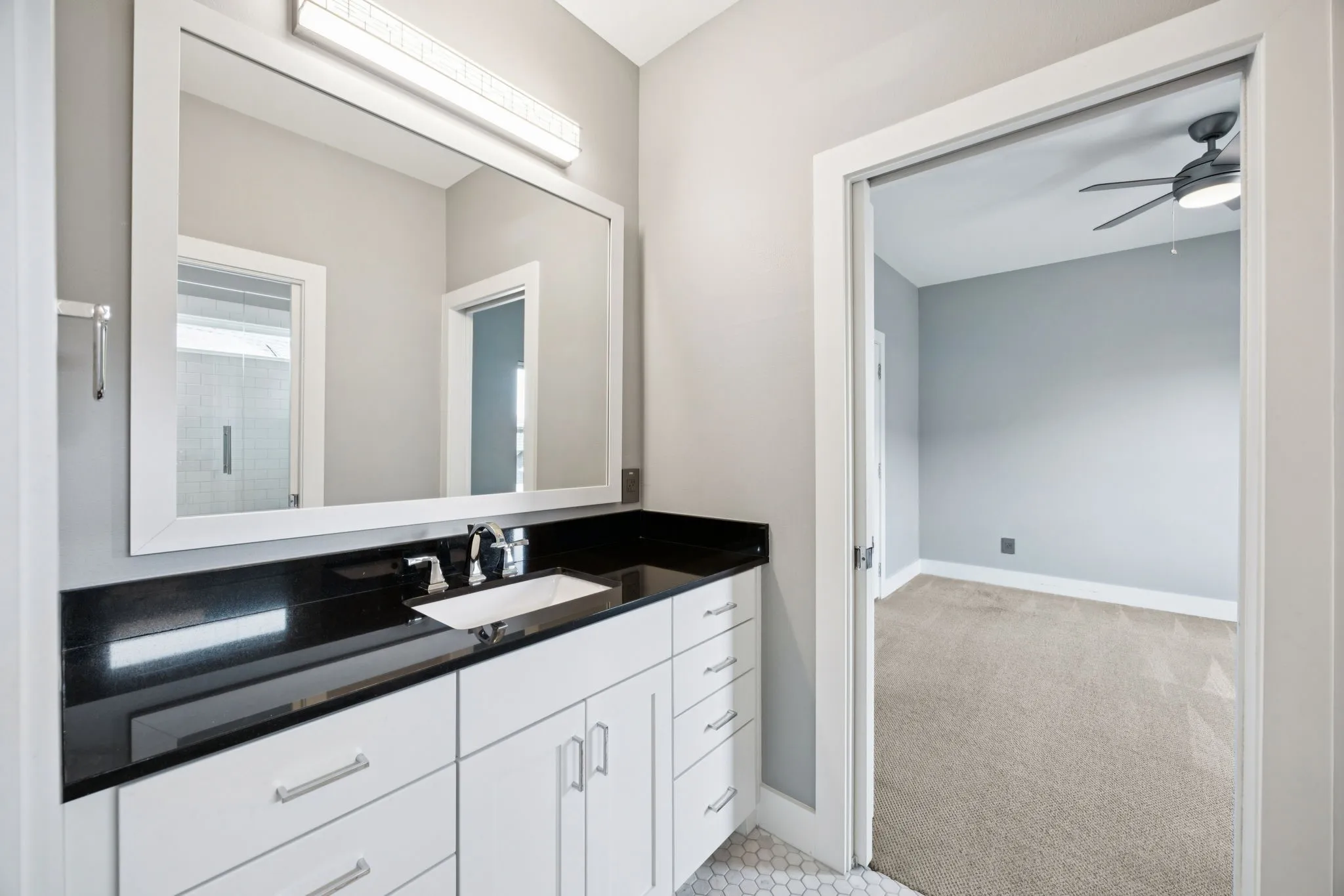 2nd level bathroom between the two bedrooms