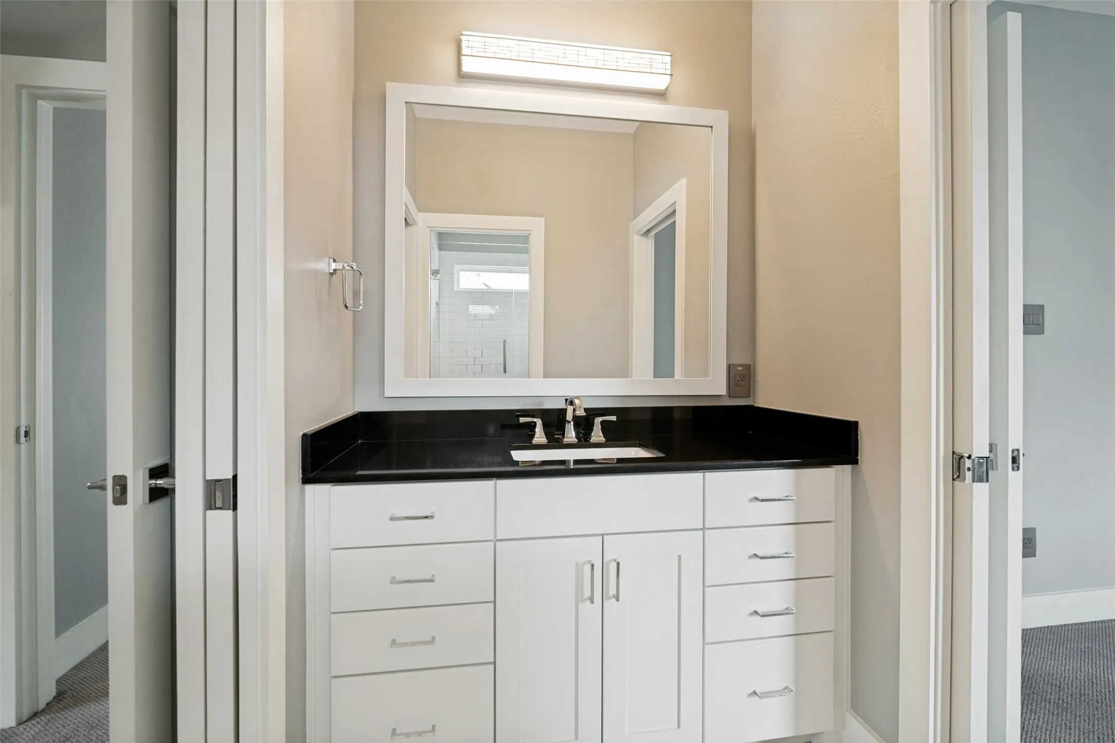 Full bath connected to 2 bedrooms