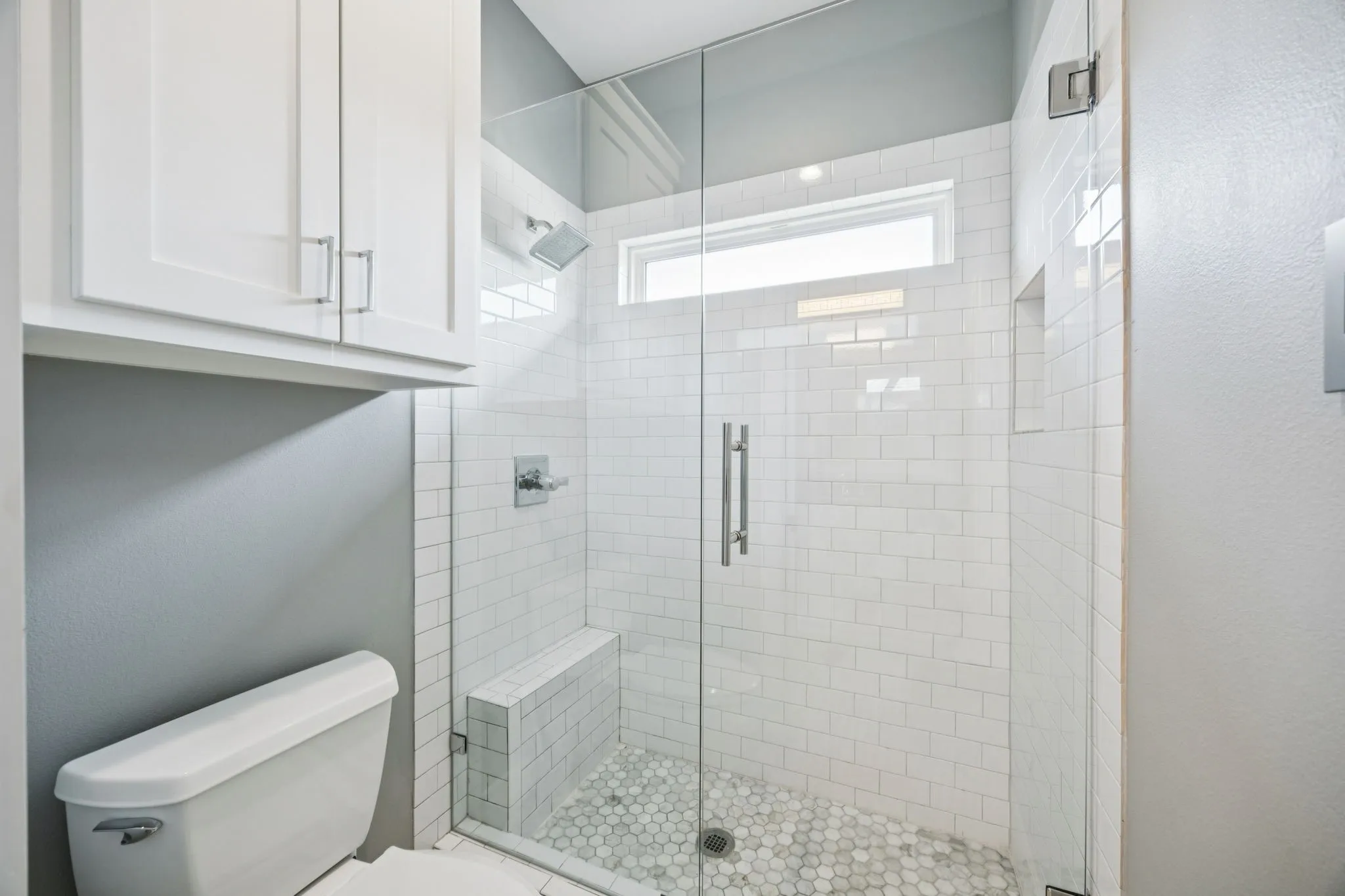 2nd level bathroom between the two bedrooms