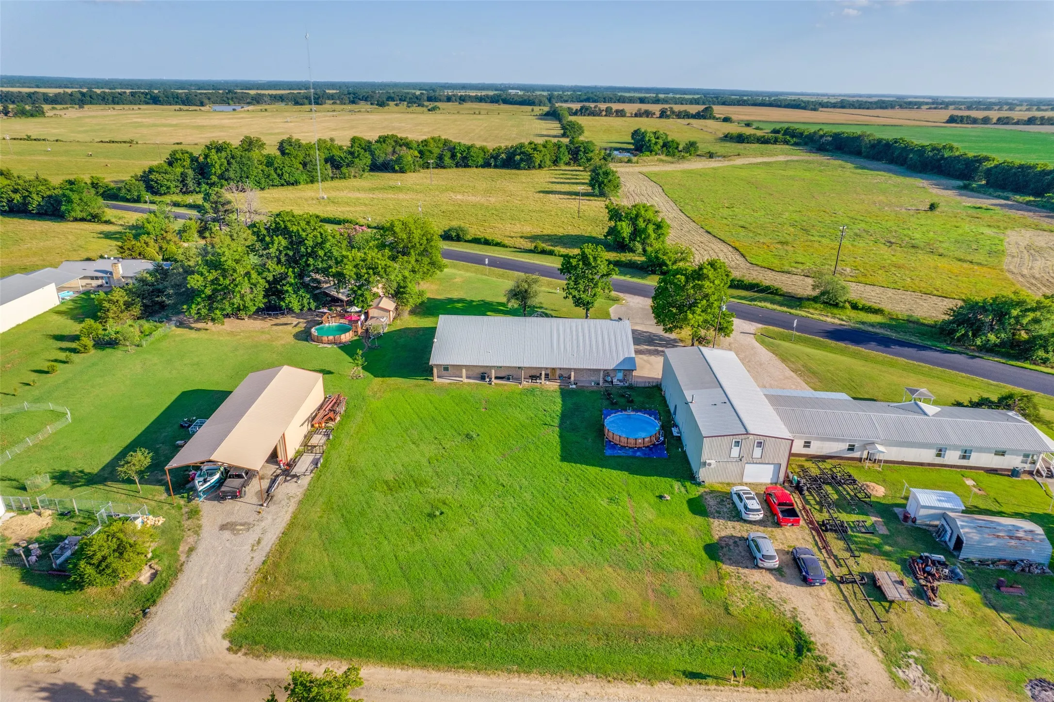Single Family Residence For Sale in Lamar County , 1590 Farm Road 2352, Sumner, Texas 75486, 7 Bedroom, 5 Bathroom, 11 Garage spaces, 5,402 Sqft, built in 2010, mls#21309794, Real Estate Agent in Sumner, Homes For Sale in Lamar county, Homes For Sale in Sumner, Realtor in Sumner Texas, Real Estate Brokerage Independent Realty Texas, Luminita Cordes Realtor