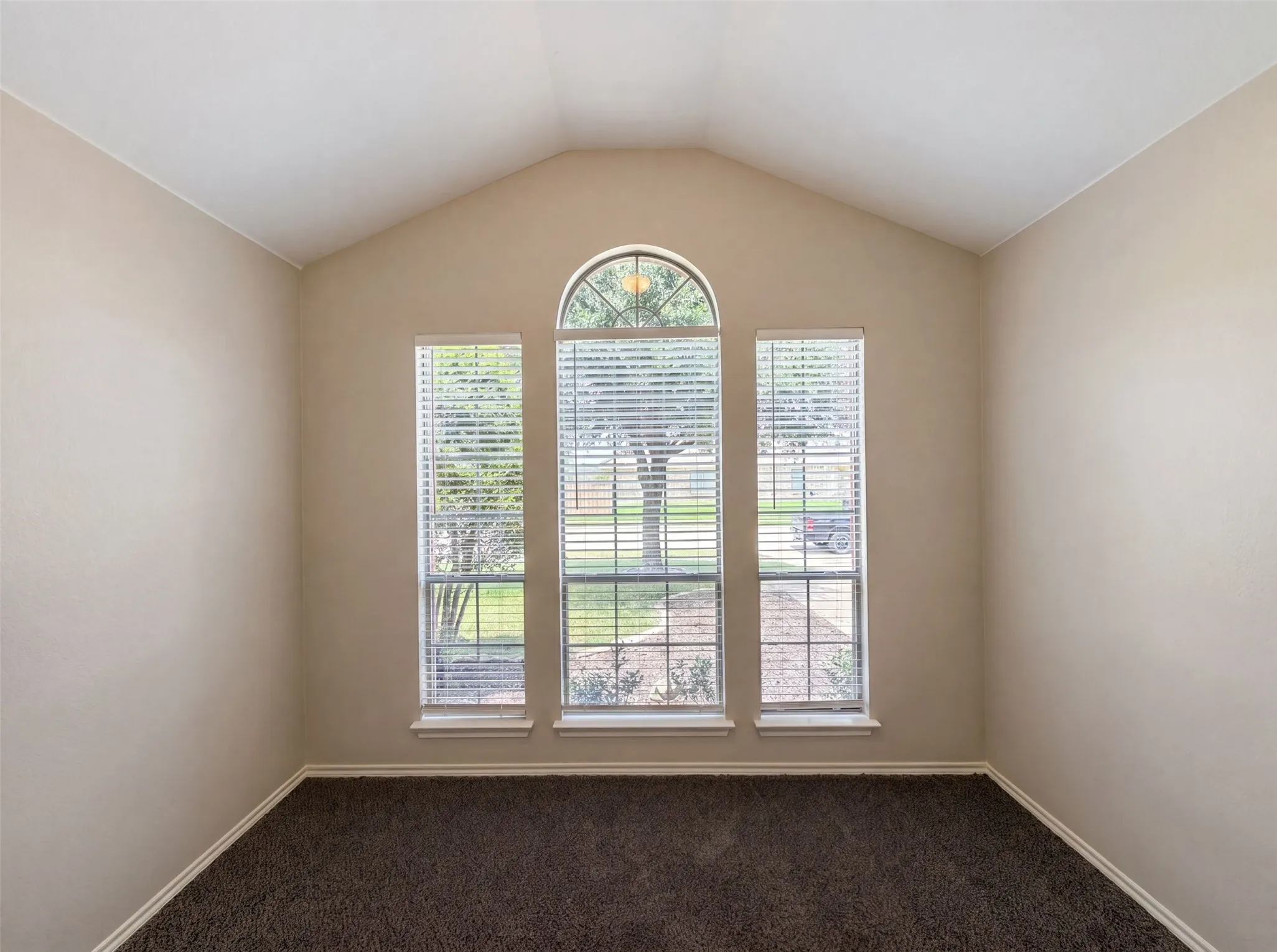 Single Family Residence For Sale in Tarrant County , 1205 Kachina Lane, Fort Worth, Texas 76052, 4 Bedroom, 2 Bathroom, 2 Garage spaces, 1,869 Sqft, built in 2007, mls#21310057, Real Estate Agent in Fort Worth, Homes For Sale in Tarrant county, Homes For Sale in Fort Worth, Realtor in Fort Worth Texas, Real Estate Brokerage Independent Realty Texas, Luminita Cordes Realtor