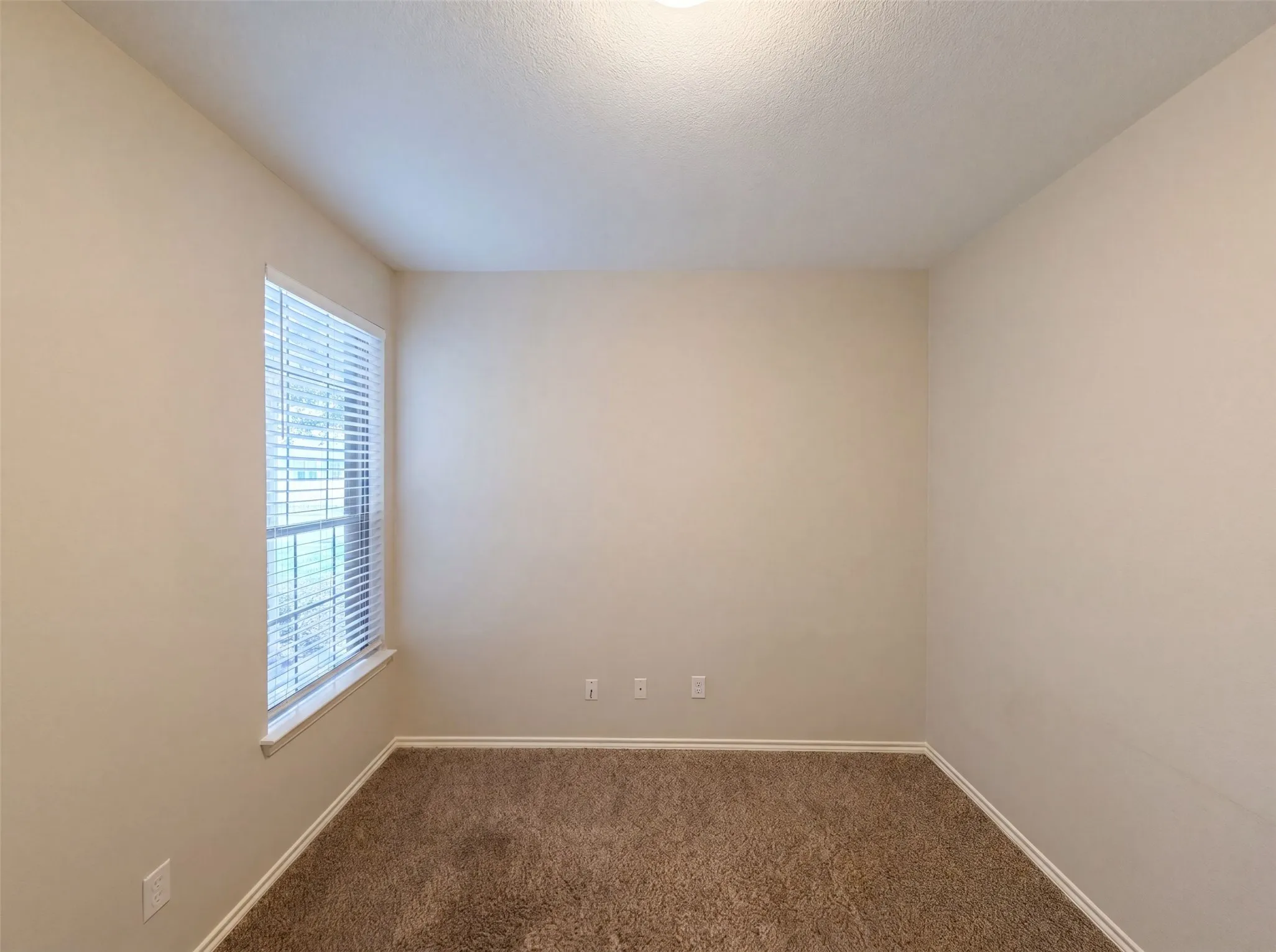 Single Family Residence For Sale in Tarrant County , 1205 Kachina Lane, Fort Worth, Texas 76052, 4 Bedroom, 2 Bathroom, 2 Garage spaces, 1,869 Sqft, built in 2007, mls#21310057, Real Estate Agent in Fort Worth, Homes For Sale in Tarrant county, Homes For Sale in Fort Worth, Realtor in Fort Worth Texas, Real Estate Brokerage Independent Realty Texas, Luminita Cordes Realtor