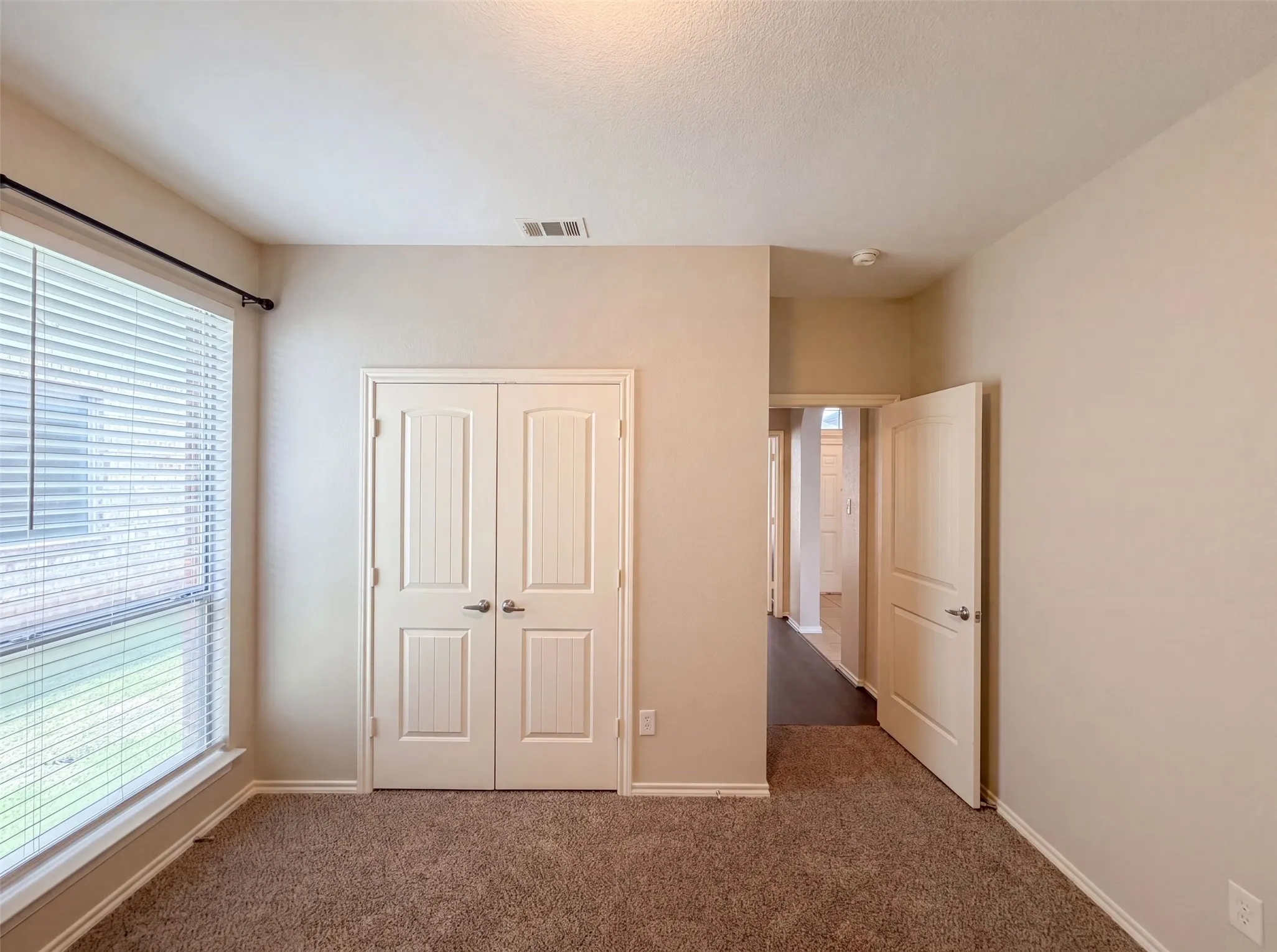 Single Family Residence For Sale in Tarrant County , 1205 Kachina Lane, Fort Worth, Texas 76052, 4 Bedroom, 2 Bathroom, 2 Garage spaces, 1,869 Sqft, built in 2007, mls#21310057, Real Estate Agent in Fort Worth, Homes For Sale in Tarrant county, Homes For Sale in Fort Worth, Realtor in Fort Worth Texas, Real Estate Brokerage Independent Realty Texas, Luminita Cordes Realtor