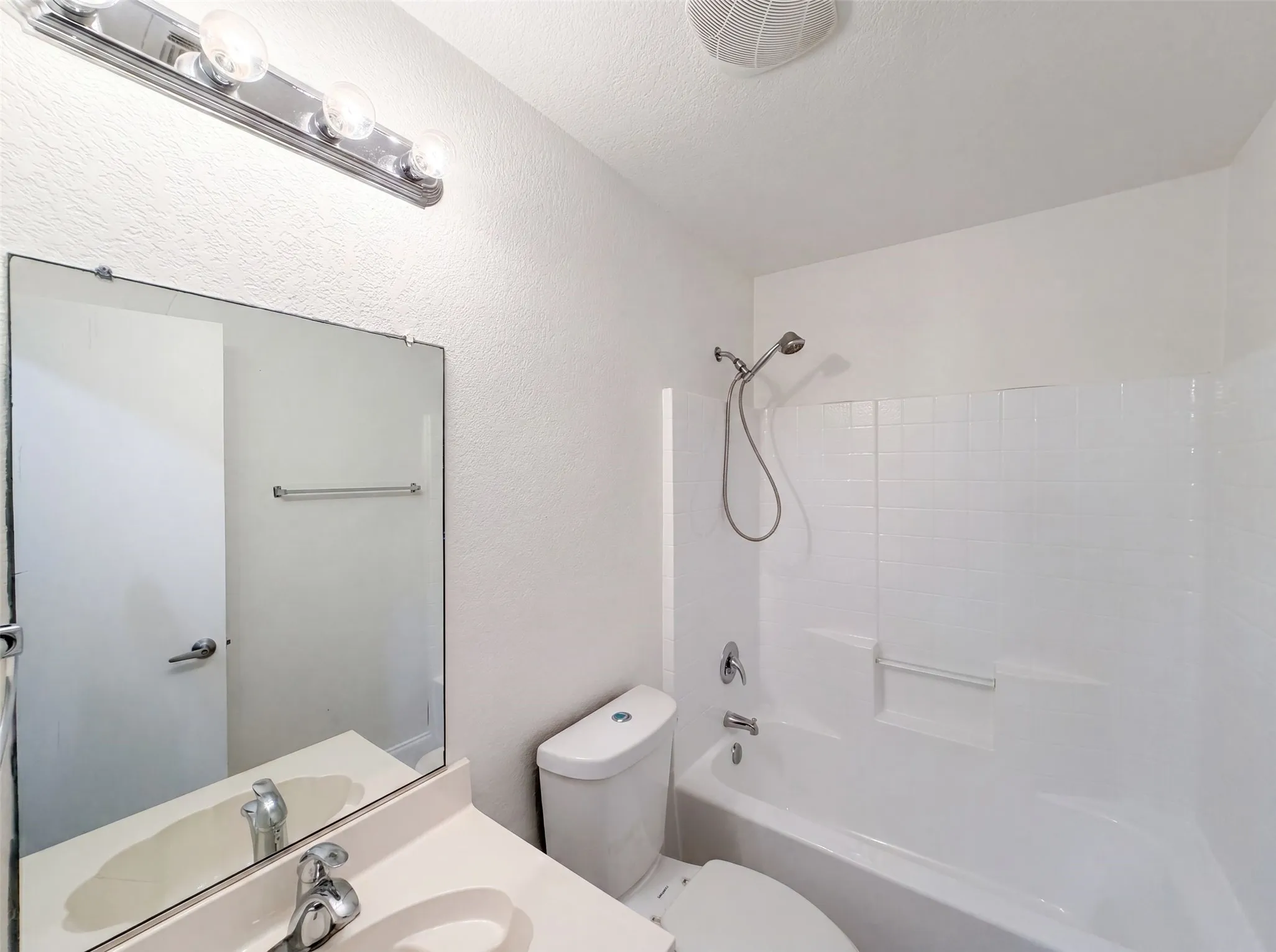 Single Family Residence For Sale in Tarrant County , 10428 Turning Leaf Trail, Fort Worth, Texas 76131, 3 Bedroom, 2 Bathroom, 2 Garage spaces, 1,534 Sqft, built in 2005, mls#21310069, Real Estate Agent in Fort Worth, Homes For Sale in Tarrant county, Homes For Sale in Fort Worth, Realtor in Fort Worth Texas, Real Estate Brokerage Independent Realty Texas, Luminita Cordes Realtor
