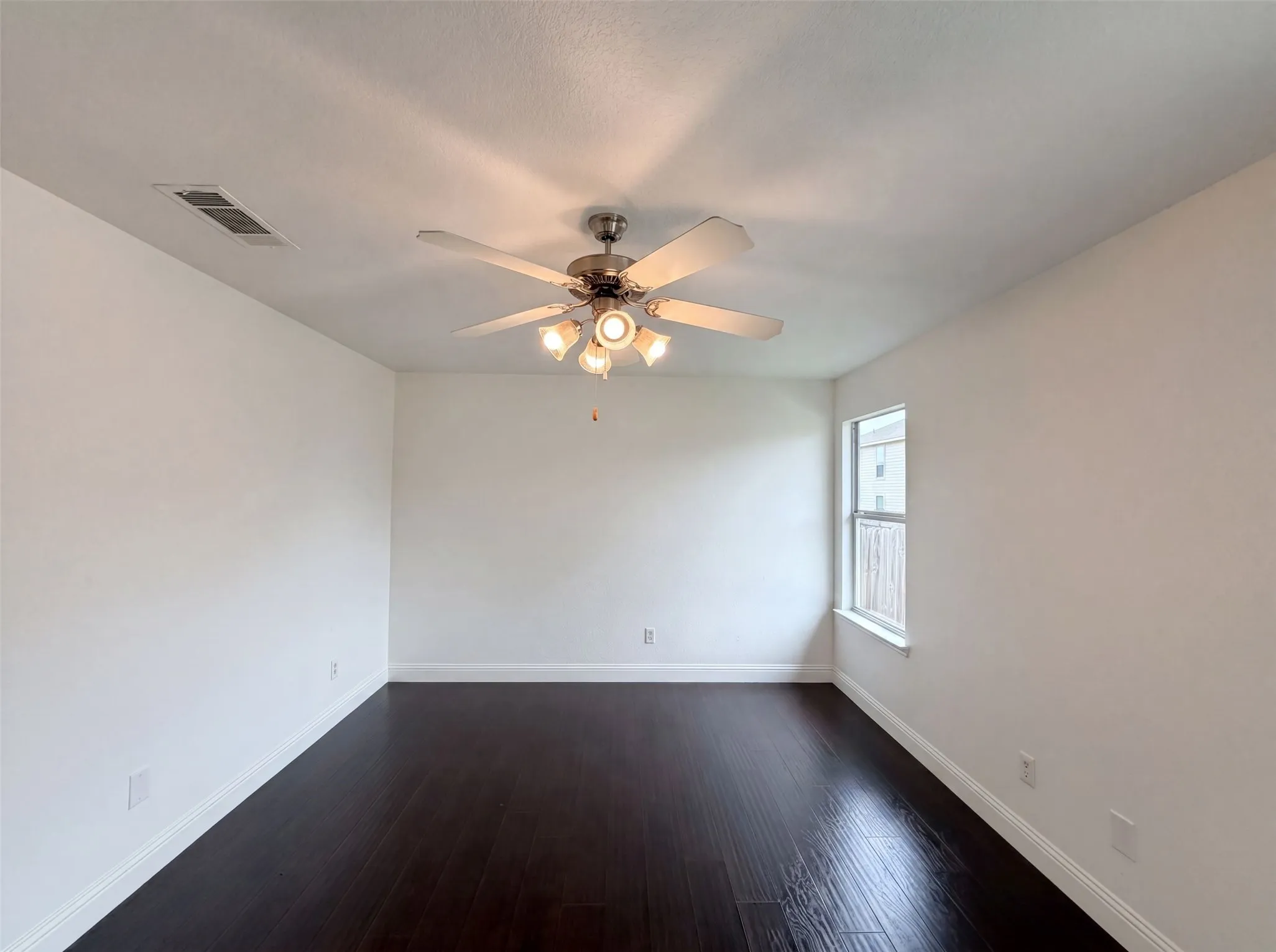 Single Family Residence For Sale in Tarrant County , 10428 Turning Leaf Trail, Fort Worth, Texas 76131, 3 Bedroom, 2 Bathroom, 2 Garage spaces, 1,534 Sqft, built in 2005, mls#21310069, Real Estate Agent in Fort Worth, Homes For Sale in Tarrant county, Homes For Sale in Fort Worth, Realtor in Fort Worth Texas, Real Estate Brokerage Independent Realty Texas, Luminita Cordes Realtor
