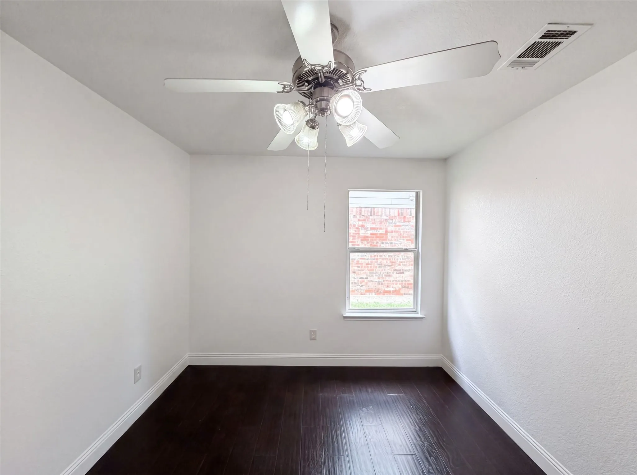 Single Family Residence For Sale in Tarrant County , 10428 Turning Leaf Trail, Fort Worth, Texas 76131, 3 Bedroom, 2 Bathroom, 2 Garage spaces, 1,534 Sqft, built in 2005, mls#21310069, Real Estate Agent in Fort Worth, Homes For Sale in Tarrant county, Homes For Sale in Fort Worth, Realtor in Fort Worth Texas, Real Estate Brokerage Independent Realty Texas, Luminita Cordes Realtor