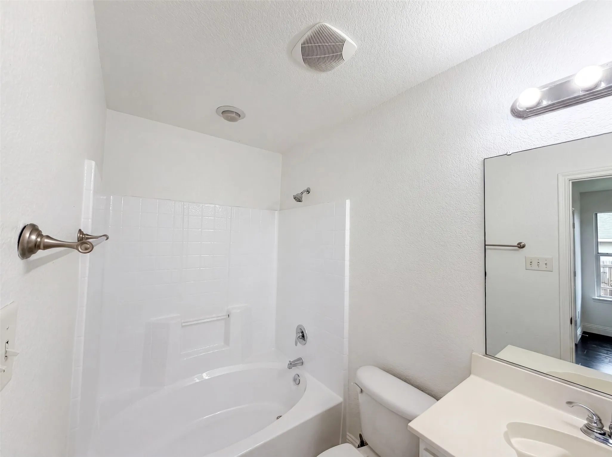 Single Family Residence For Sale in Tarrant County , 10428 Turning Leaf Trail, Fort Worth, Texas 76131, 3 Bedroom, 2 Bathroom, 2 Garage spaces, 1,534 Sqft, built in 2005, mls#21310069, Real Estate Agent in Fort Worth, Homes For Sale in Tarrant county, Homes For Sale in Fort Worth, Realtor in Fort Worth Texas, Real Estate Brokerage Independent Realty Texas, Luminita Cordes Realtor