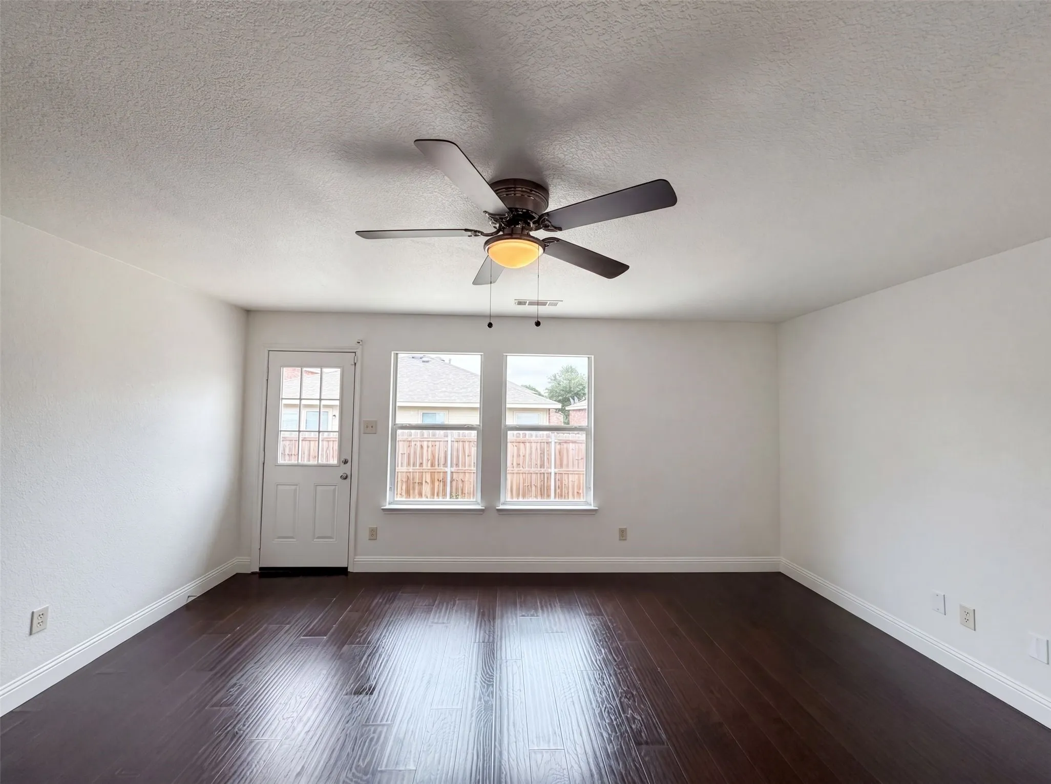 Single Family Residence For Sale in Tarrant County , 10428 Turning Leaf Trail, Fort Worth, Texas 76131, 3 Bedroom, 2 Bathroom, 2 Garage spaces, 1,534 Sqft, built in 2005, mls#21310069, Real Estate Agent in Fort Worth, Homes For Sale in Tarrant county, Homes For Sale in Fort Worth, Realtor in Fort Worth Texas, Real Estate Brokerage Independent Realty Texas, Luminita Cordes Realtor