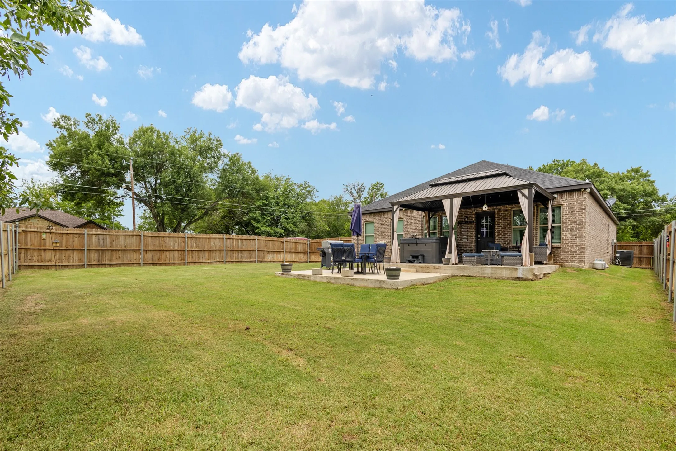 Single Family Residence For Sale in Kaufman County , 8112 Lakeshore Drive, Kemp, Texas 75143, 4 Bedrooms, 2 Bathrooms, 2 Garage spaces, 1,948 Sqft, built in 2022, Price $325,000, mls#21307615, Real Estate Agent in Kemp, Homes For Sale in Kaufman county, Homes For Sale in Kemp, Realtor in Kemp Texas, Real Estate Brokerage Independent Realty Texas, Luminita Cordes Realtor