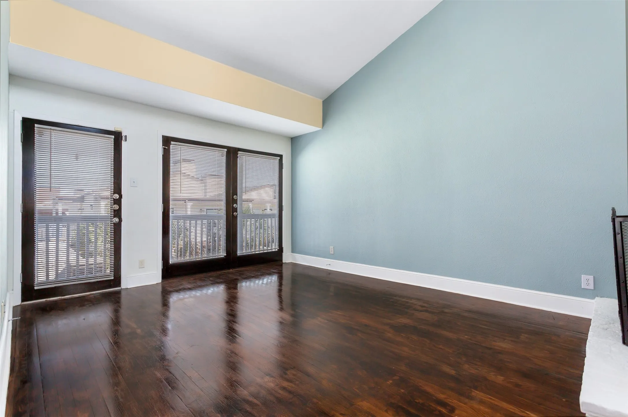 Condominium For Rent in Dallas County , 5904 Sandhurst Lane 246, Dallas, Texas 75206, 2 Bedroom, 2 Bathroom, Garage spaces, 1,050 Sqft, built in 1967, mls#21304016, Real Estate Agent in Dallas, Homes For Rent in Dallas county, Homes For Rent in Dallas, Realtor in Dallas Texas, Real Estate Brokerage Independent Realty Texas, Luminita Cordes Realtor