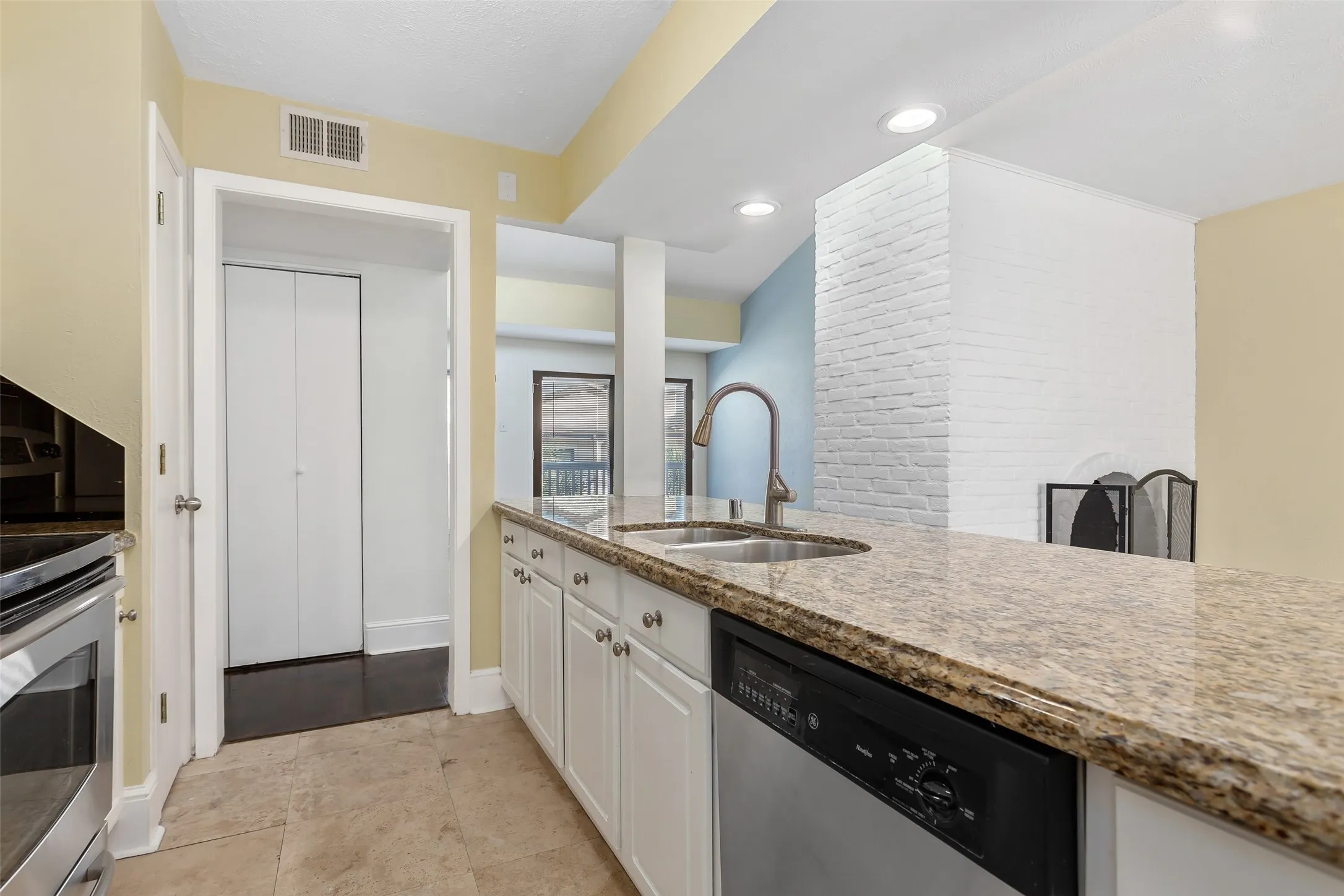 Condominium For Rent in Dallas County , 5904 Sandhurst Lane 246, Dallas, Texas 75206, 2 Bedroom, 2 Bathroom, Garage spaces, 1,050 Sqft, built in 1967, mls#21304016, Real Estate Agent in Dallas, Homes For Rent in Dallas county, Homes For Rent in Dallas, Realtor in Dallas Texas, Real Estate Brokerage Independent Realty Texas, Luminita Cordes Realtor