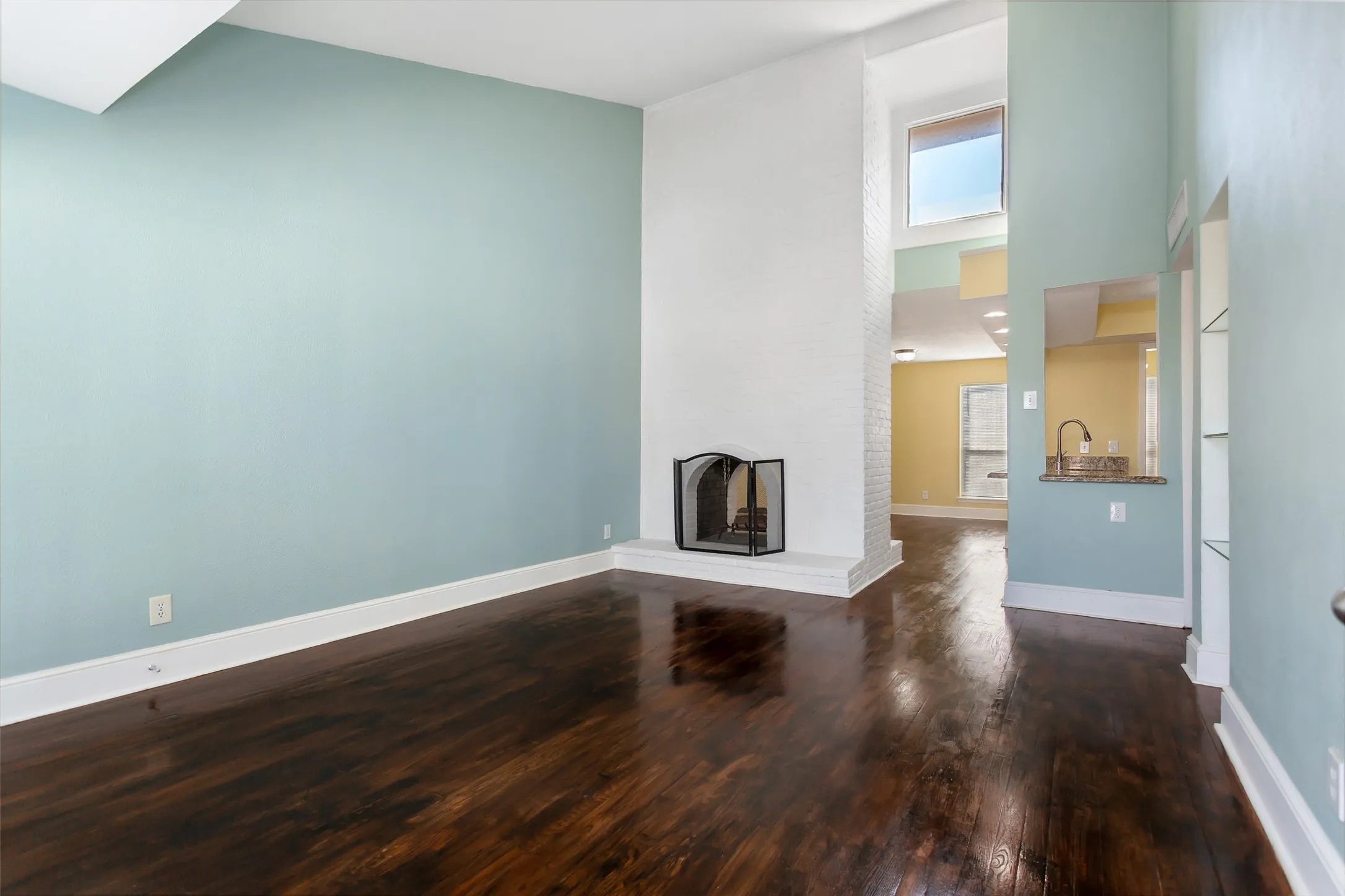 Condominium For Rent in Dallas County , 5904 Sandhurst Lane 246, Dallas, Texas 75206, 2 Bedroom, 2 Bathroom, Garage spaces, 1,050 Sqft, built in 1967, mls#21304016, Real Estate Agent in Dallas, Homes For Rent in Dallas county, Homes For Rent in Dallas, Realtor in Dallas Texas, Real Estate Brokerage Independent Realty Texas, Luminita Cordes Realtor