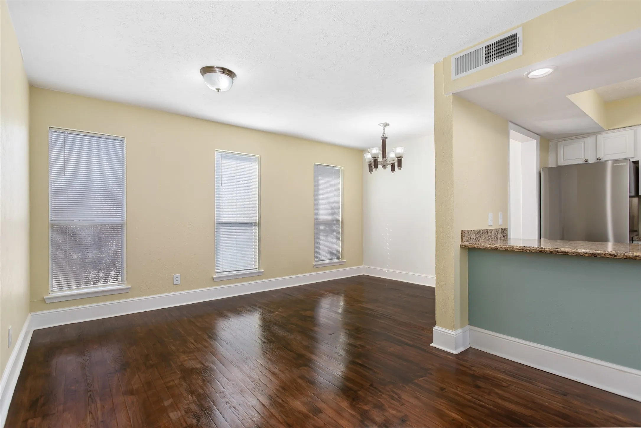 Condominium For Rent in Dallas County , 5904 Sandhurst Lane 246, Dallas, Texas 75206, 2 Bedroom, 2 Bathroom, Garage spaces, 1,050 Sqft, built in 1967, mls#21304016, Real Estate Agent in Dallas, Homes For Rent in Dallas county, Homes For Rent in Dallas, Realtor in Dallas Texas, Real Estate Brokerage Independent Realty Texas, Luminita Cordes Realtor
