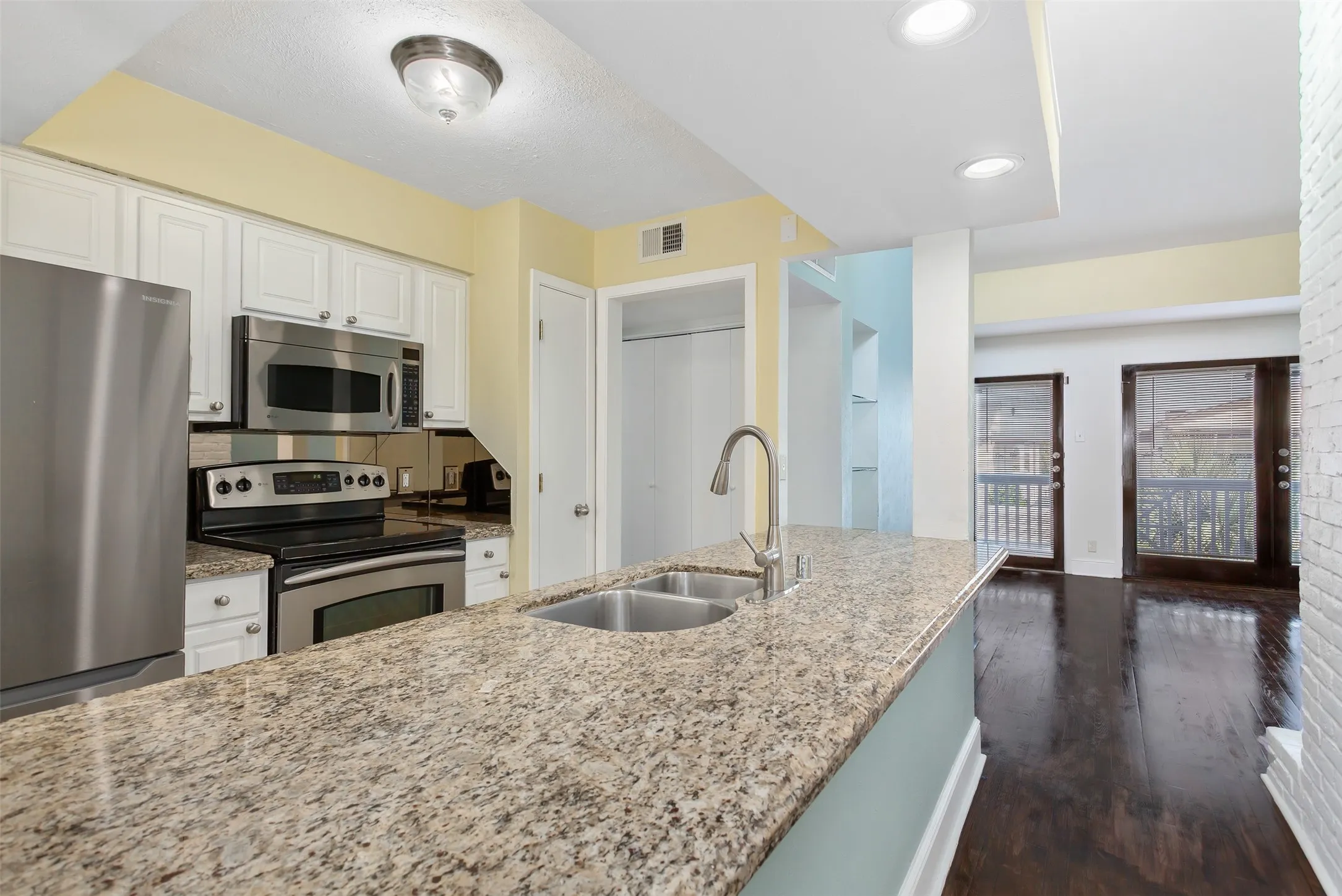 Condominium For Rent in Dallas County , 5904 Sandhurst Lane 246, Dallas, Texas 75206, 2 Bedroom, 2 Bathroom, Garage spaces, 1,050 Sqft, built in 1967, mls#21304016, Real Estate Agent in Dallas, Homes For Rent in Dallas county, Homes For Rent in Dallas, Realtor in Dallas Texas, Real Estate Brokerage Independent Realty Texas, Luminita Cordes Realtor
