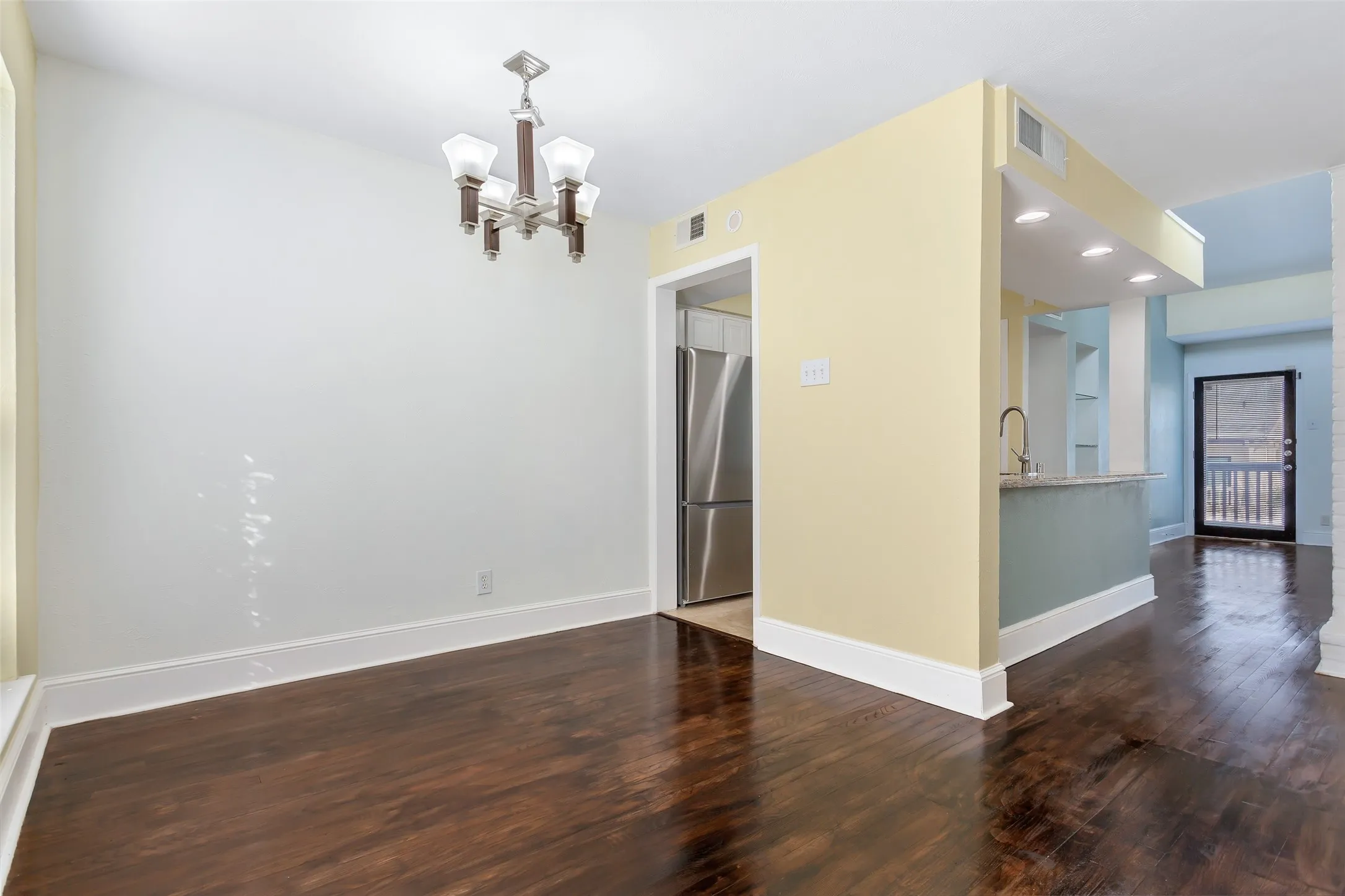 Condominium For Rent in Dallas County , 5904 Sandhurst Lane 246, Dallas, Texas 75206, 2 Bedroom, 2 Bathroom, Garage spaces, 1,050 Sqft, built in 1967, mls#21304016, Real Estate Agent in Dallas, Homes For Rent in Dallas county, Homes For Rent in Dallas, Realtor in Dallas Texas, Real Estate Brokerage Independent Realty Texas, Luminita Cordes Realtor