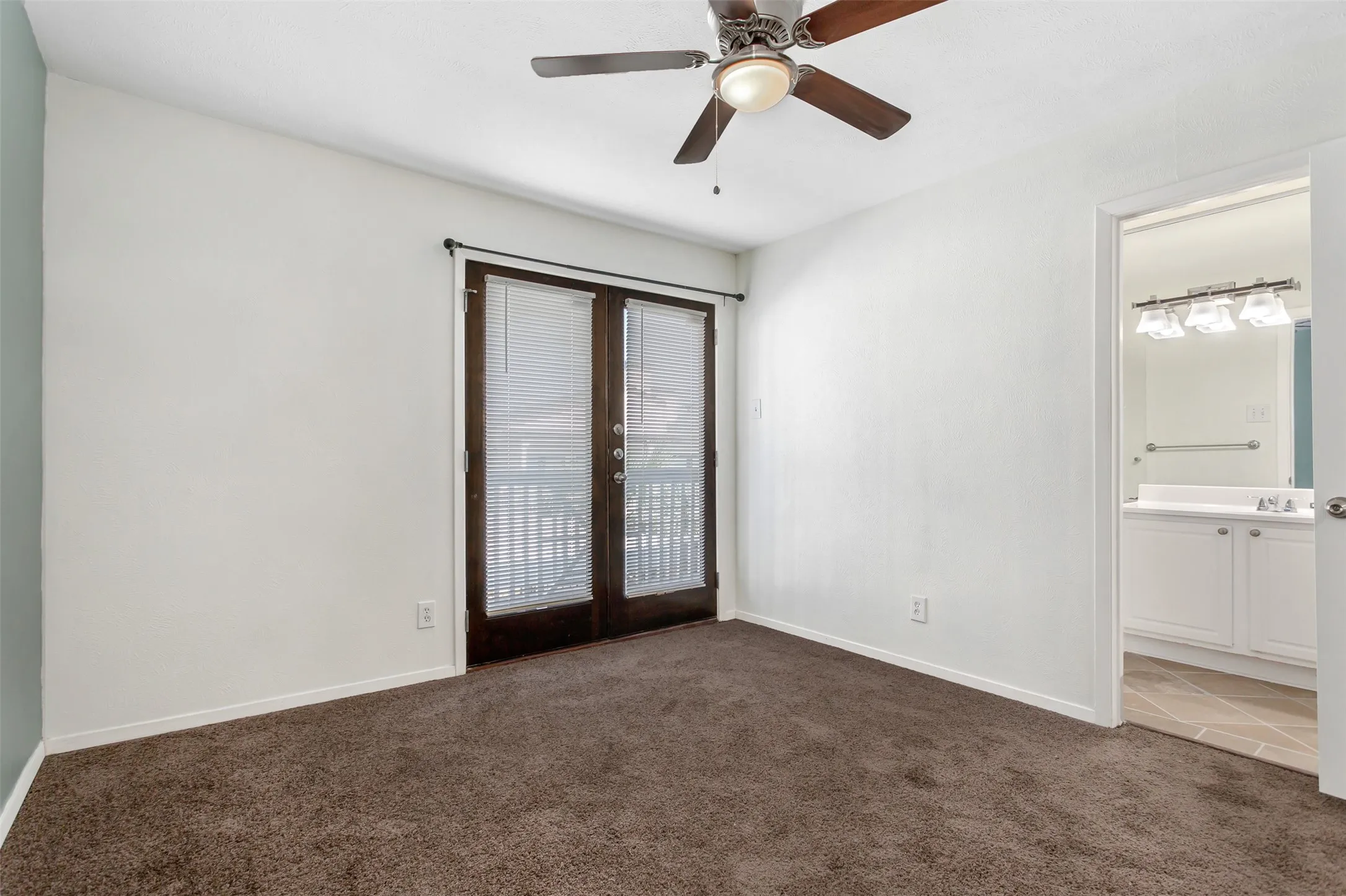 Condominium For Rent in Dallas County , 5904 Sandhurst Lane 246, Dallas, Texas 75206, 2 Bedroom, 2 Bathroom, Garage spaces, 1,050 Sqft, built in 1967, mls#21304016, Real Estate Agent in Dallas, Homes For Rent in Dallas county, Homes For Rent in Dallas, Realtor in Dallas Texas, Real Estate Brokerage Independent Realty Texas, Luminita Cordes Realtor