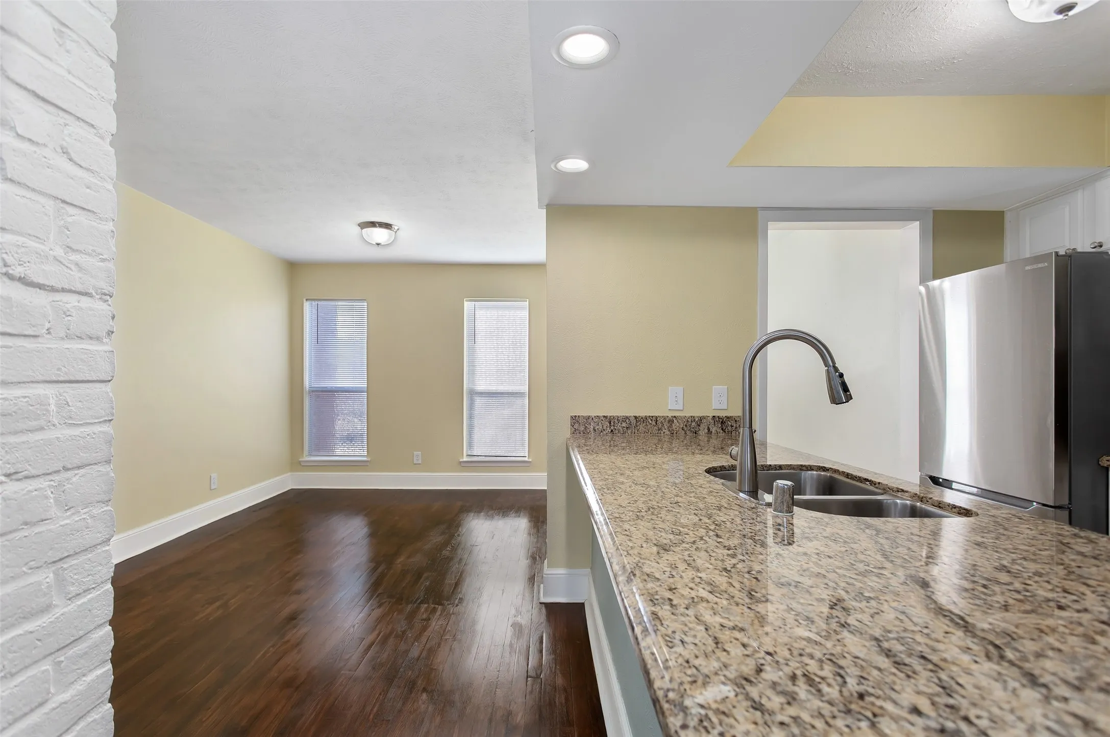 Condominium For Rent in Dallas County , 5904 Sandhurst Lane 246, Dallas, Texas 75206, 2 Bedroom, 2 Bathroom, Garage spaces, 1,050 Sqft, built in 1967, mls#21304016, Real Estate Agent in Dallas, Homes For Rent in Dallas county, Homes For Rent in Dallas, Realtor in Dallas Texas, Real Estate Brokerage Independent Realty Texas, Luminita Cordes Realtor