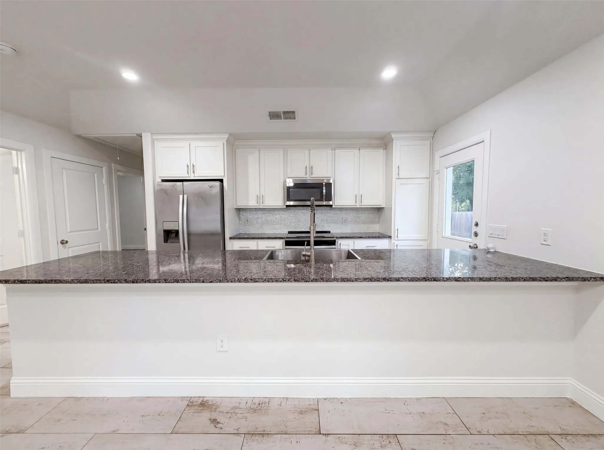 Single Family Residence For Sale in Grayson County , 709 W Hull Street, Denison, Texas 75020, 3 Bedroom, 2 Bathroom, Garage spaces, 1,174 Sqft, built in 2017, mls#21310102, Real Estate Agent in Denison, Homes For Sale in Grayson county, Homes For Sale in Denison, Realtor in Denison Texas, Real Estate Brokerage Independent Realty Texas, Luminita Cordes Realtor