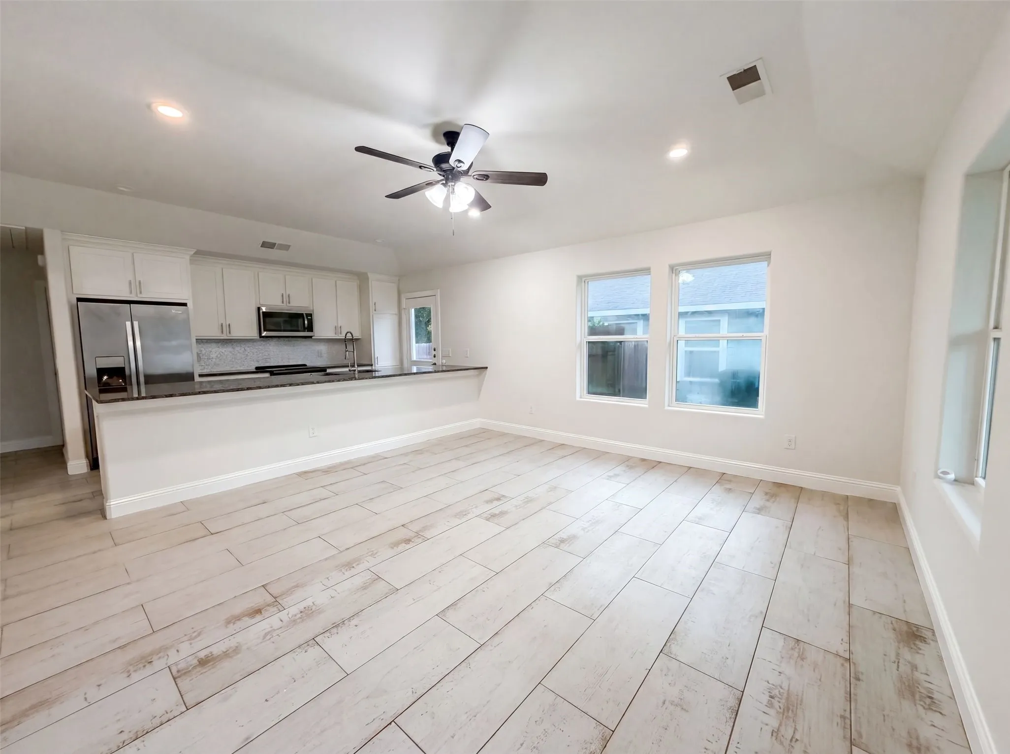 Single Family Residence For Sale in Grayson County , 709 W Hull Street, Denison, Texas 75020, 3 Bedroom, 2 Bathroom, Garage spaces, 1,174 Sqft, built in 2017, mls#21310102, Real Estate Agent in Denison, Homes For Sale in Grayson county, Homes For Sale in Denison, Realtor in Denison Texas, Real Estate Brokerage Independent Realty Texas, Luminita Cordes Realtor