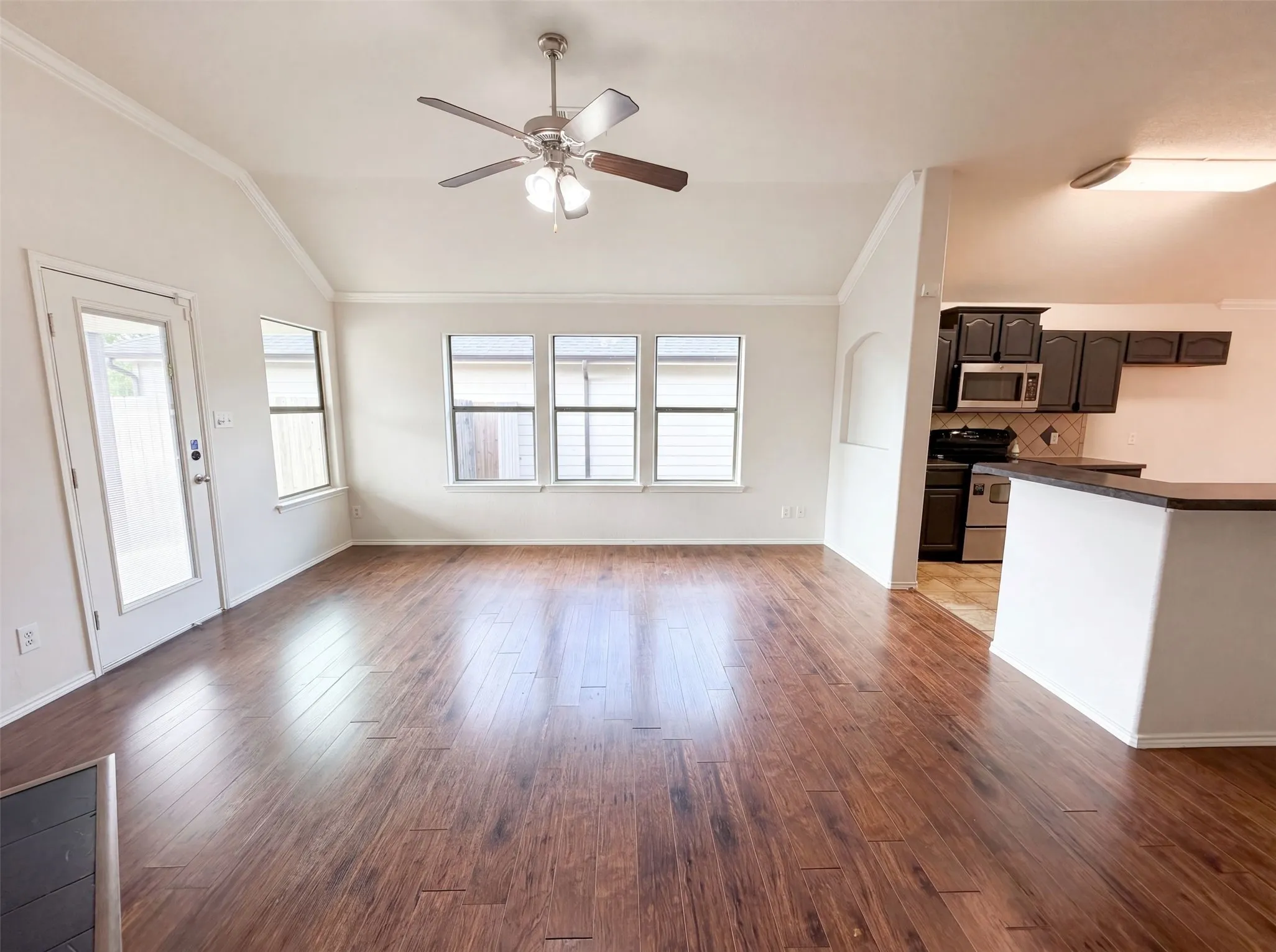 Single Family Residence For Sale in Ellis County , 1618 Hillside Drive, Waxahachie, Texas 75165, 3 Bedroom, 2 Bathroom, 2 Garage spaces, 1,701 Sqft, built in 2007, mls#21310115, Real Estate Agent in Waxahachie, Homes For Sale in Ellis county, Homes For Sale in Waxahachie, Realtor in Waxahachie Texas, Real Estate Brokerage Independent Realty Texas, Luminita Cordes Realtor