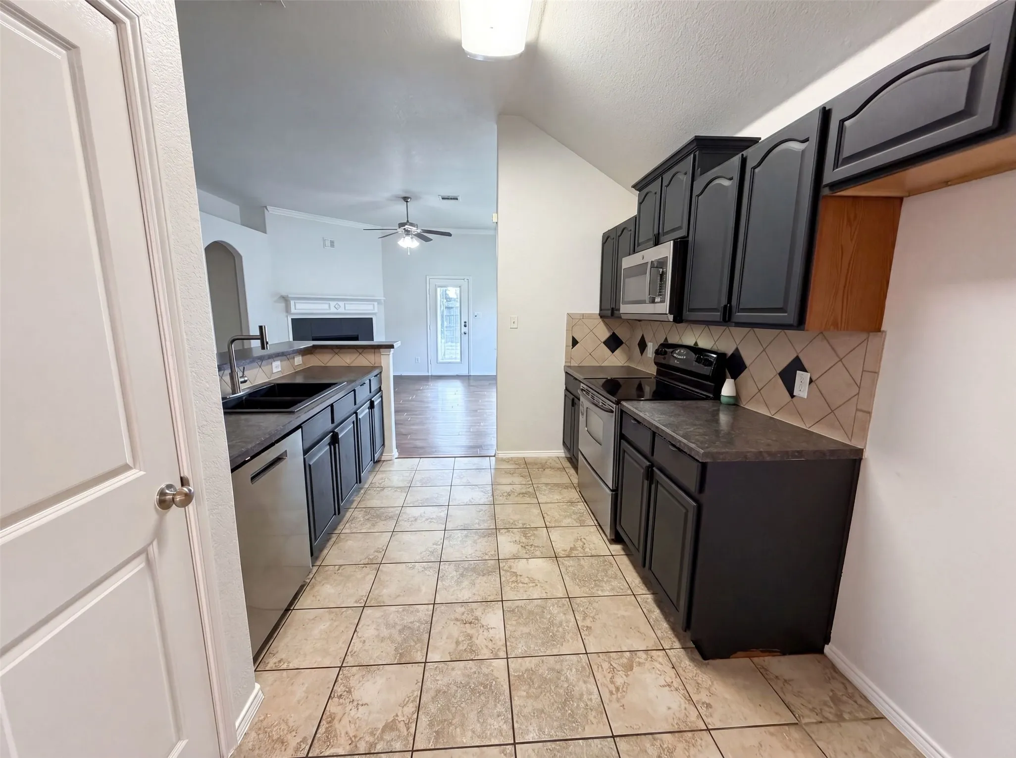 Single Family Residence For Sale in Ellis County , 1618 Hillside Drive, Waxahachie, Texas 75165, 3 Bedroom, 2 Bathroom, 2 Garage spaces, 1,701 Sqft, built in 2007, mls#21310115, Real Estate Agent in Waxahachie, Homes For Sale in Ellis county, Homes For Sale in Waxahachie, Realtor in Waxahachie Texas, Real Estate Brokerage Independent Realty Texas, Luminita Cordes Realtor