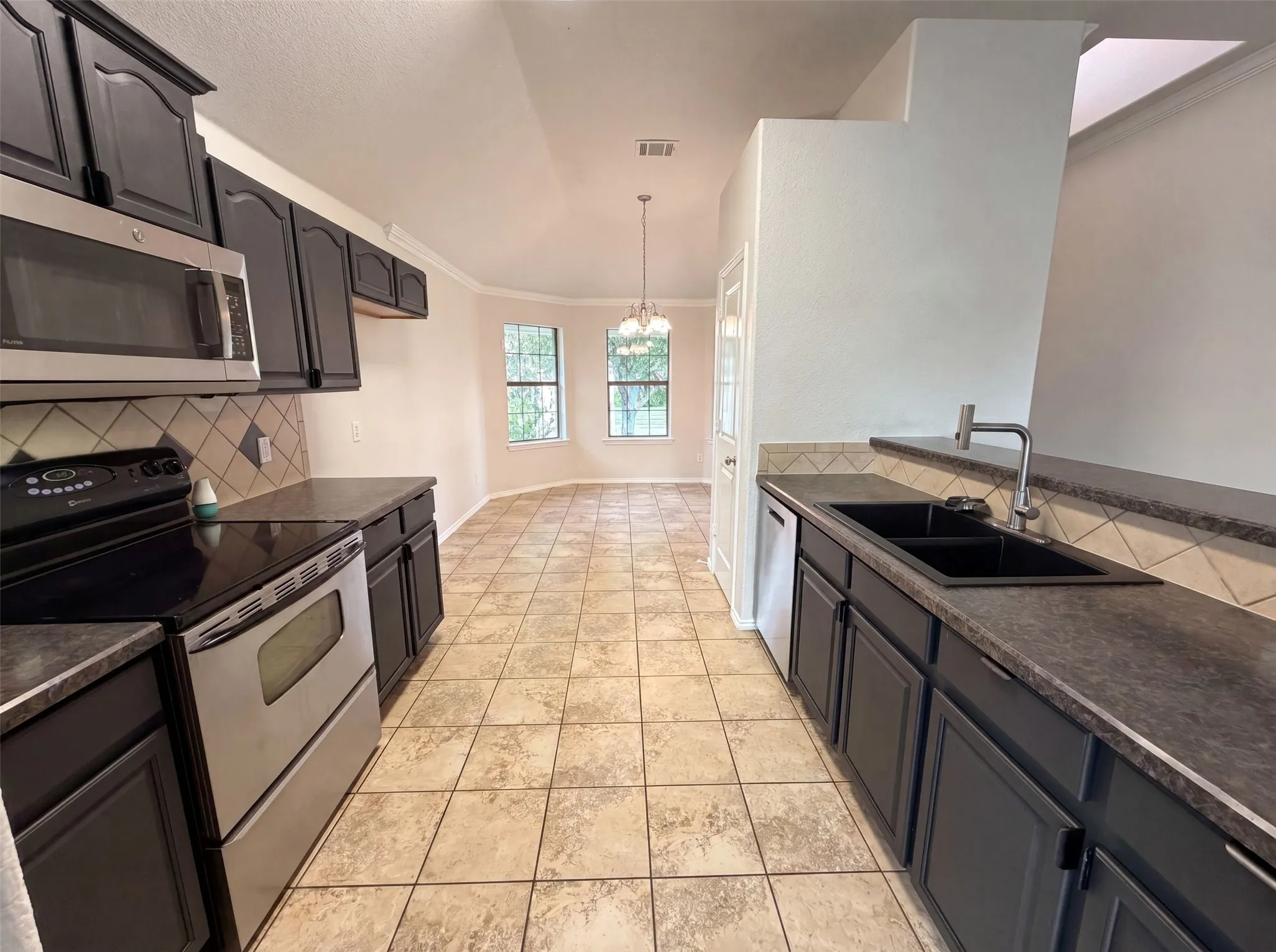 Single Family Residence For Sale in Ellis County , 1618 Hillside Drive, Waxahachie, Texas 75165, 3 Bedroom, 2 Bathroom, 2 Garage spaces, 1,701 Sqft, built in 2007, mls#21310115, Real Estate Agent in Waxahachie, Homes For Sale in Ellis county, Homes For Sale in Waxahachie, Realtor in Waxahachie Texas, Real Estate Brokerage Independent Realty Texas, Luminita Cordes Realtor