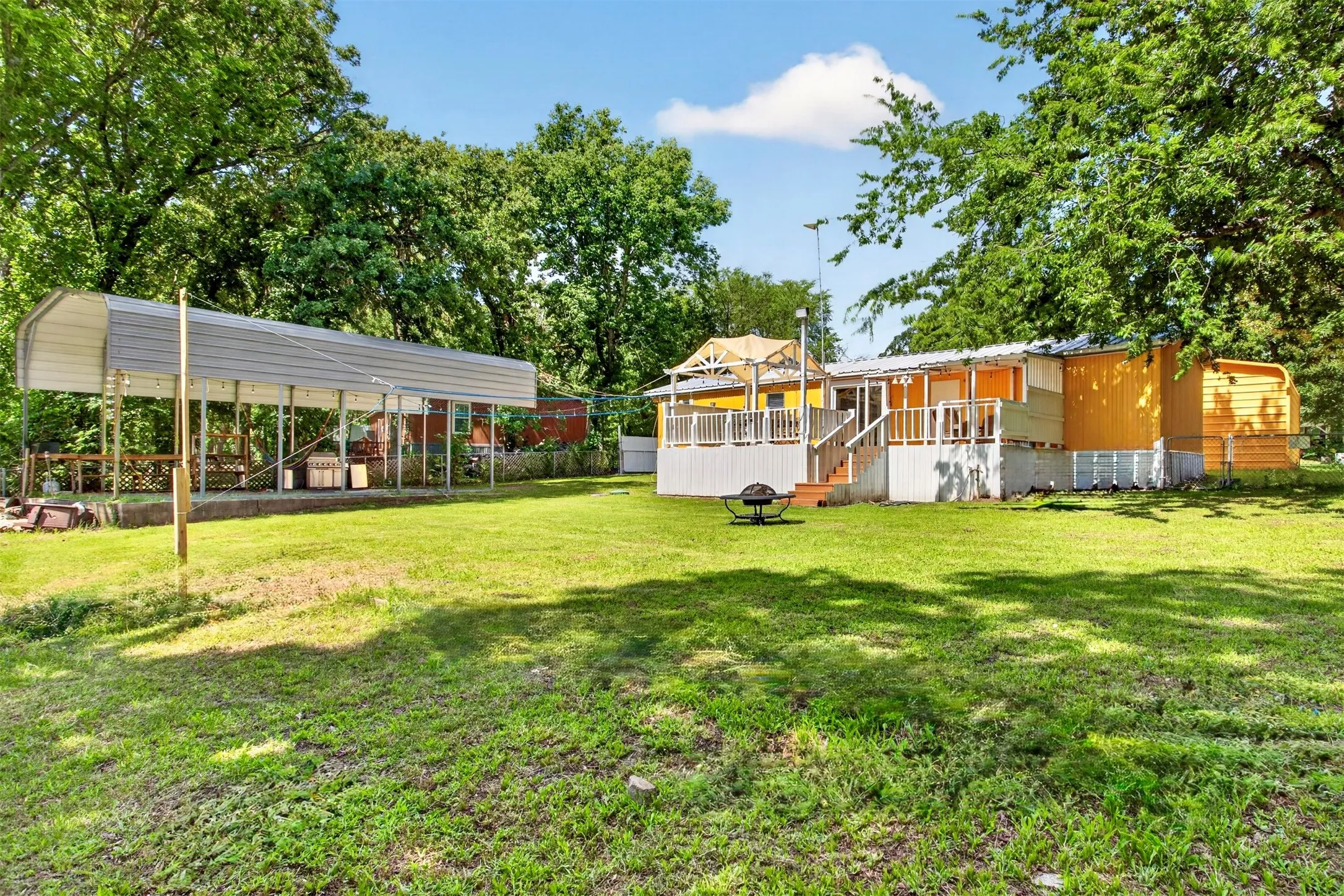 Mobile Home For Sale in Hunt County , 3183 Timberwild, Wills Point, Texas 75169, 3 Bedroom, 2 Bathroom, 2 Garage spaces, 896 Sqft, built in 1996, mls#21305736, Real Estate Agent in Wills Point, Homes For Sale in Hunt county, Homes For Sale in Wills Point, Realtor in Wills Point Texas, Real Estate Brokerage Independent Realty Texas, Luminita Cordes Realtor