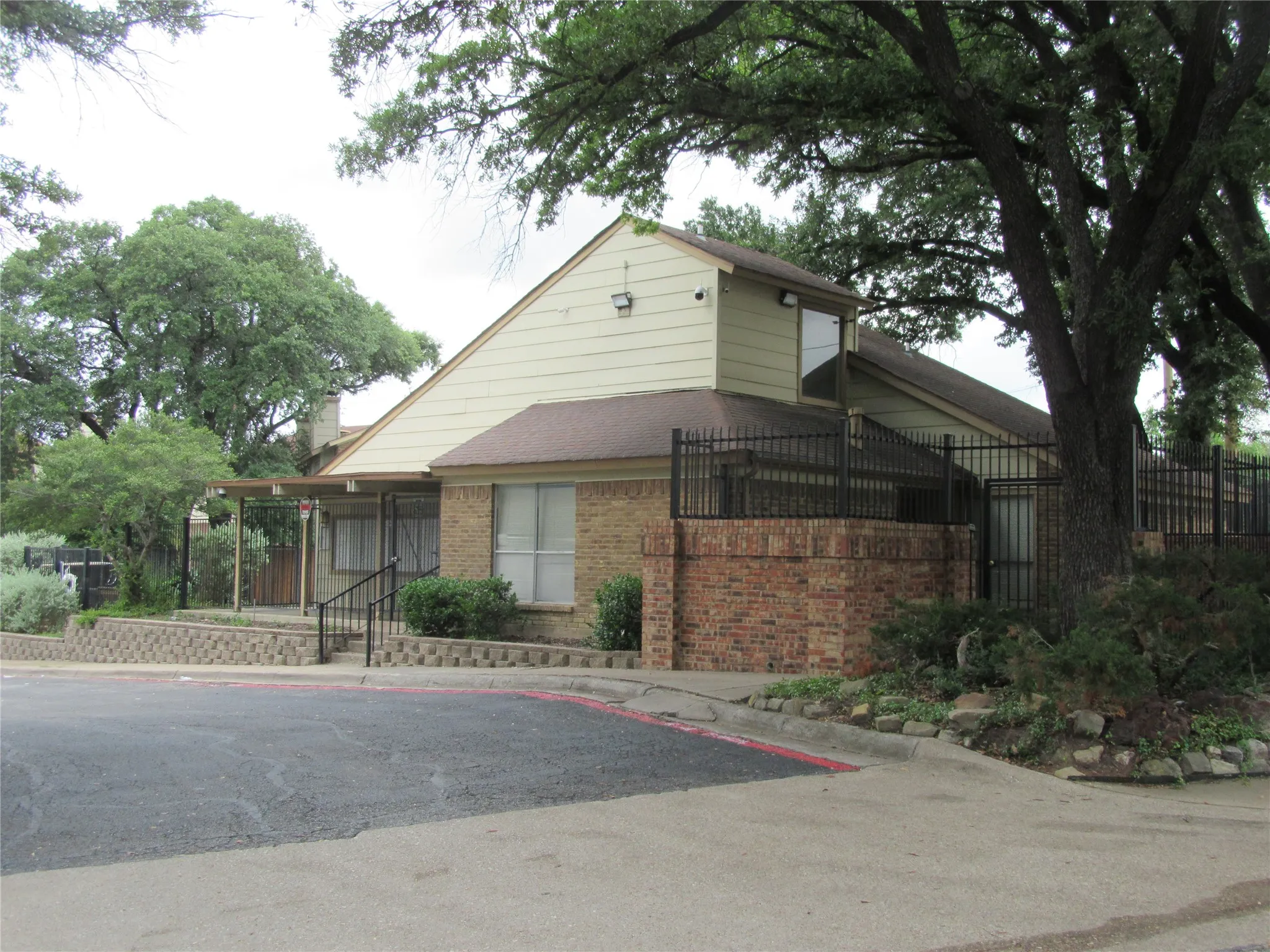 Condominium For Sale in Dallas County , 11311 Audelia Road 122, Dallas, Texas 75243, 2 Bedroom, 2 Bathroom, Garage spaces, 890 Sqft, built in 1981, Price $135,000, mls#21310148, Real Estate Agent in Dallas, Homes For Sale in Dallas county, Homes For Sale in Dallas, Realtor in Dallas Texas, Real Estate Brokerage Independent Realty Texas, Luminita Cordes Realtor